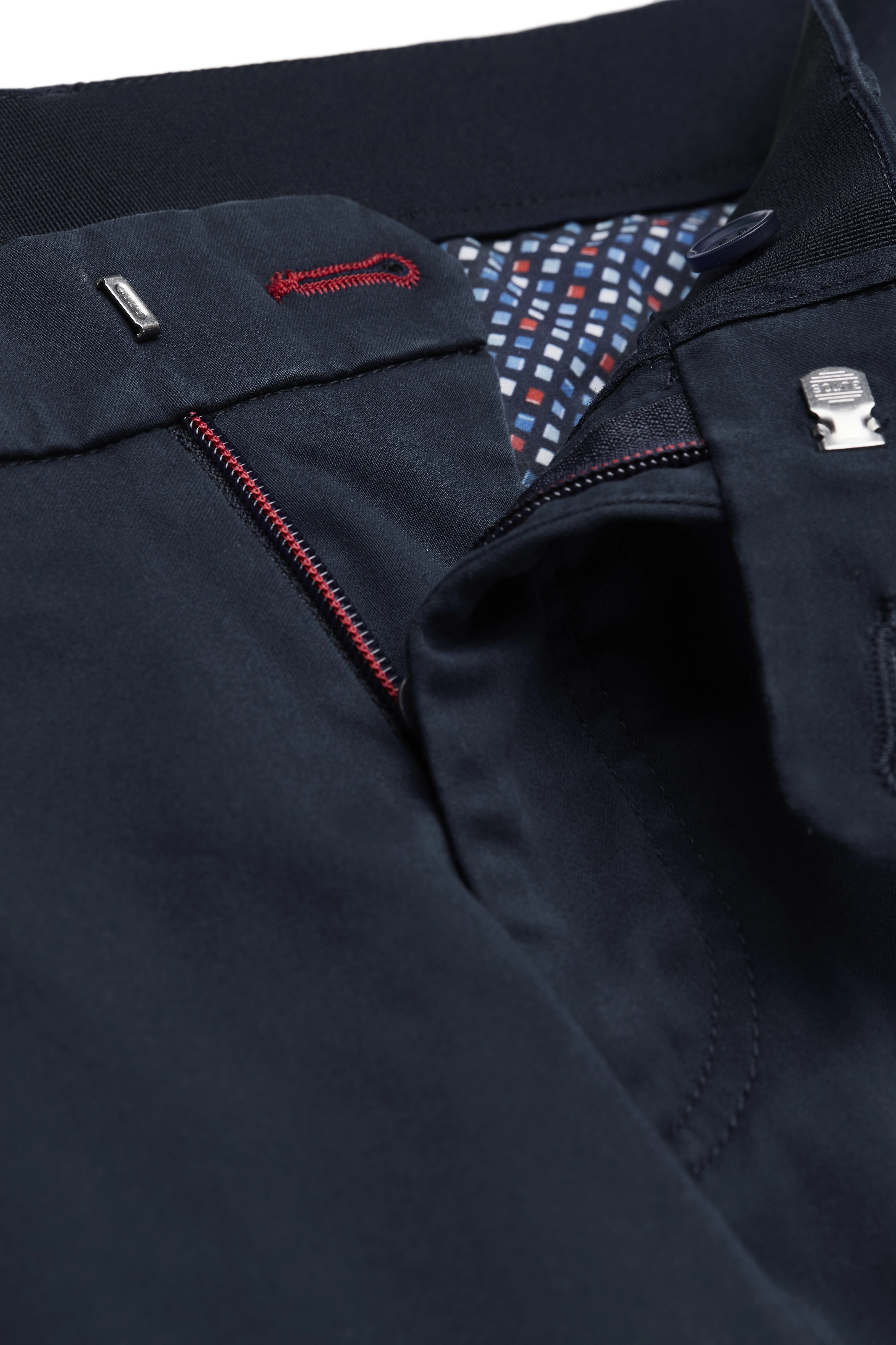 Donkerblauwe bugatti broek met rood ritssluitingdetail, casual busteweergave.