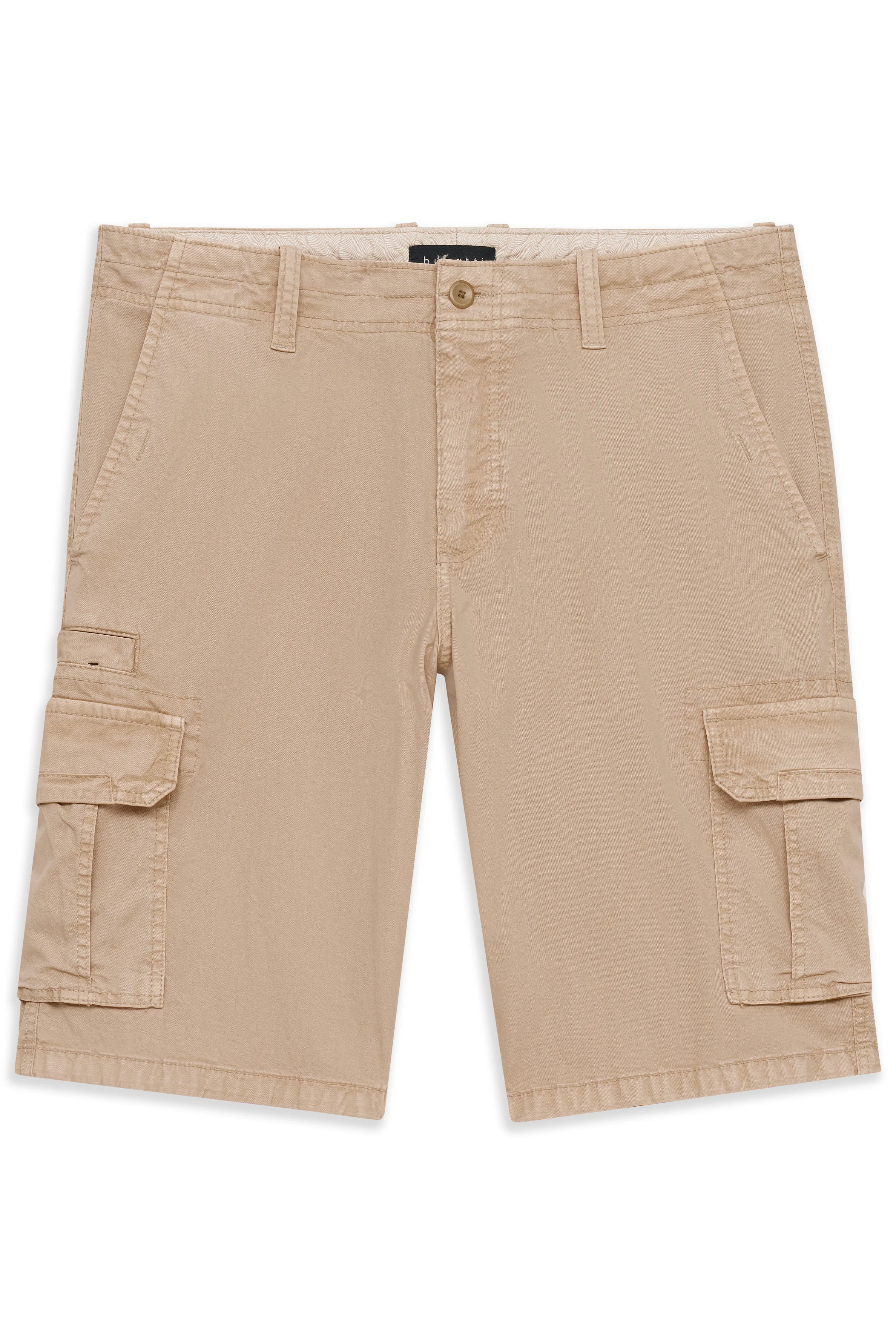 Beige Cargo-Shorts von bugatti, Büstenbild, mit Seitentaschen und Knopfverschluss.