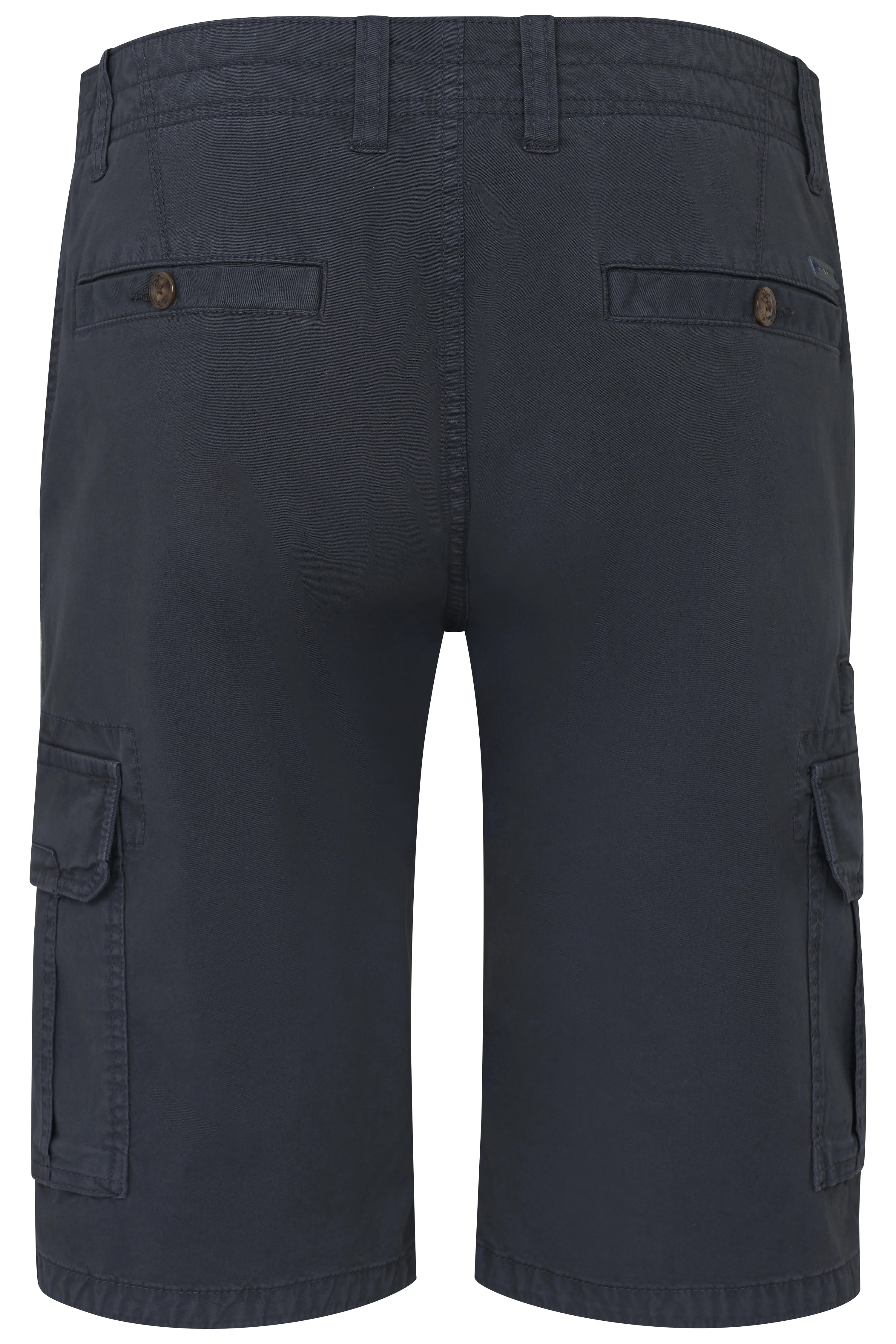 Dunkelblaue bugatti Cargo-Shorts, legeres Büstenbild, mit Taschen und Knopfdetails.
