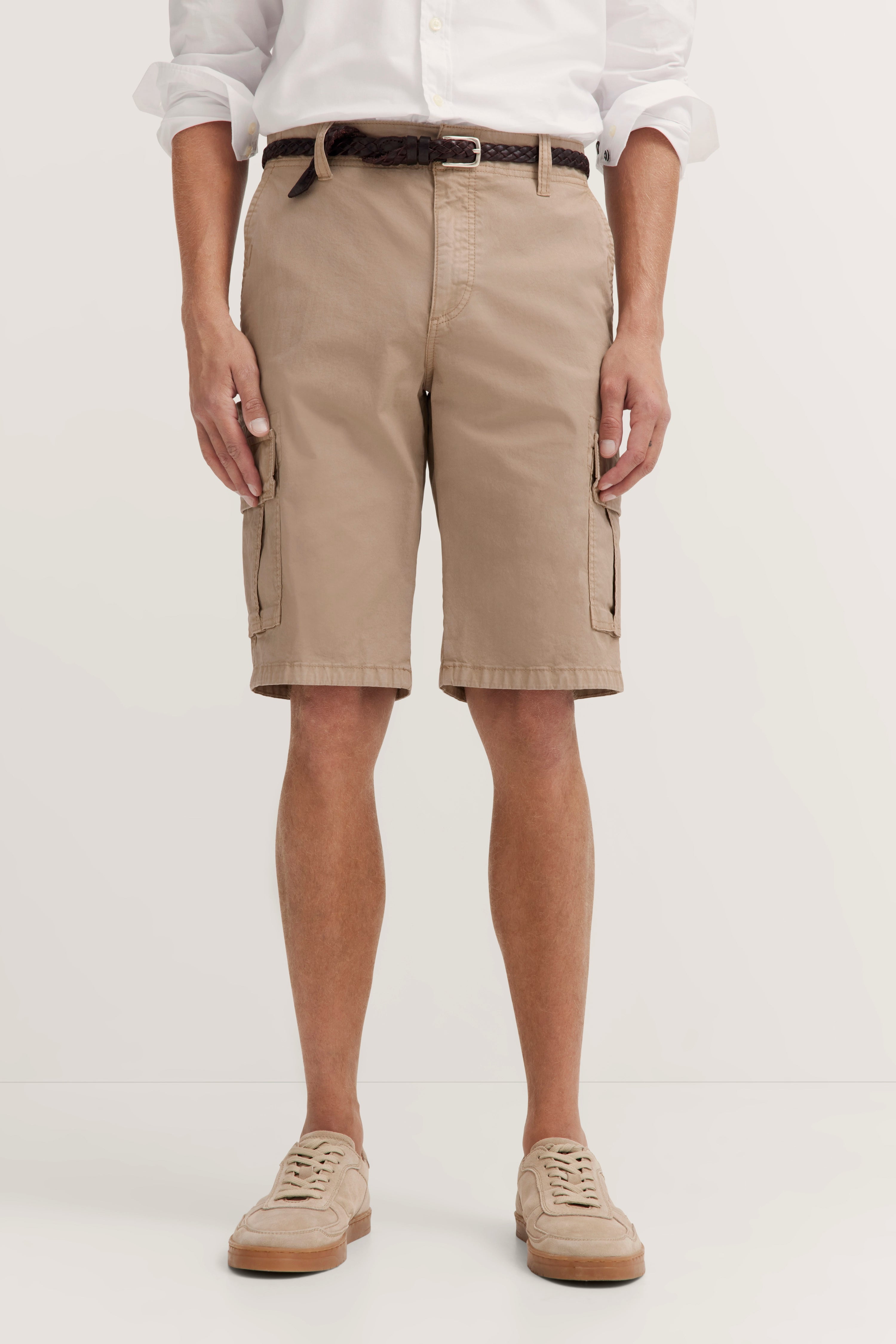 Beige Cargo-Shorts und weiße Hemd auf Model, legeres Bild, bugatti Stil.
