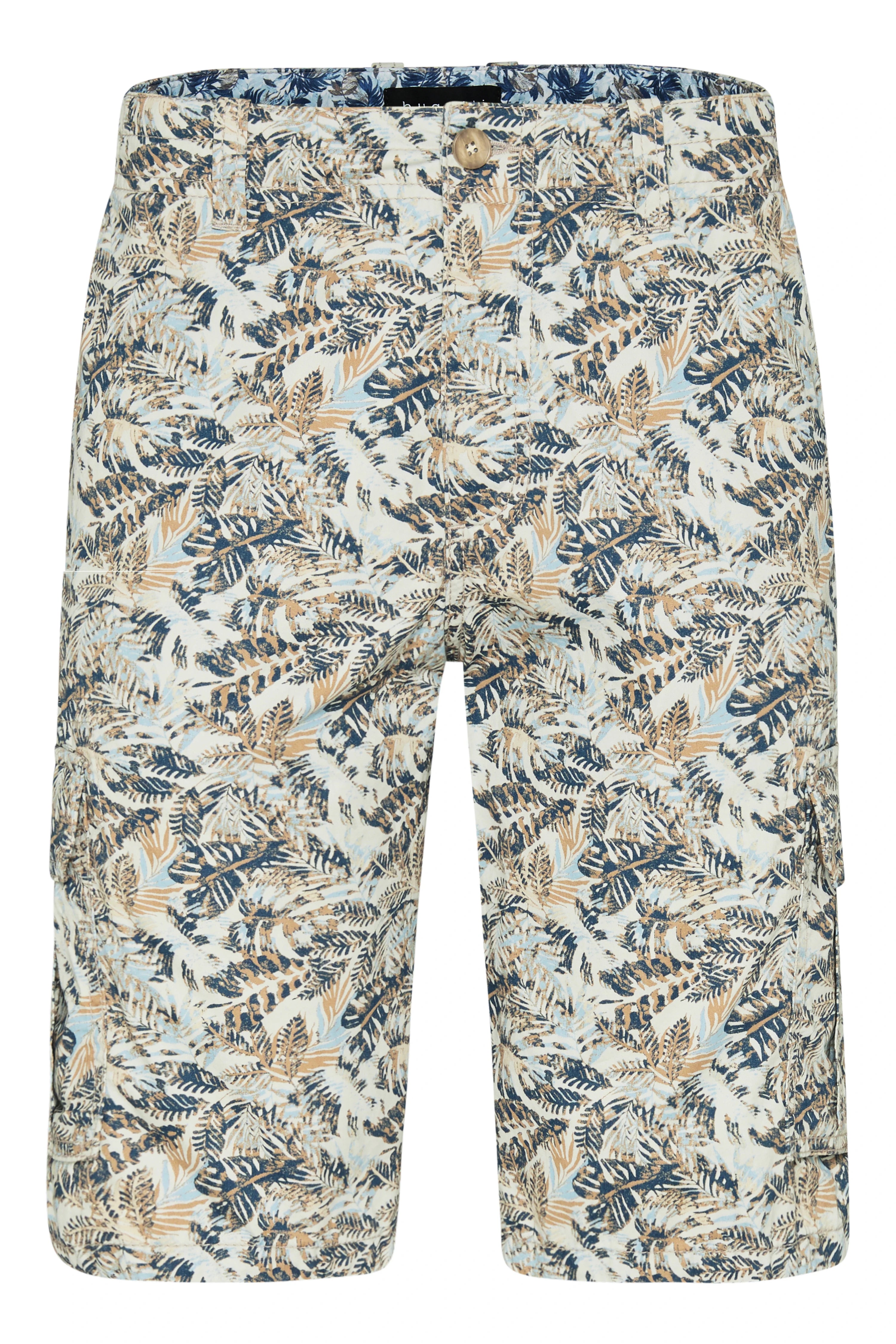 Bugatti Shorts mit Blattmuster in Blau und Beige, legeres Büstenbild.
