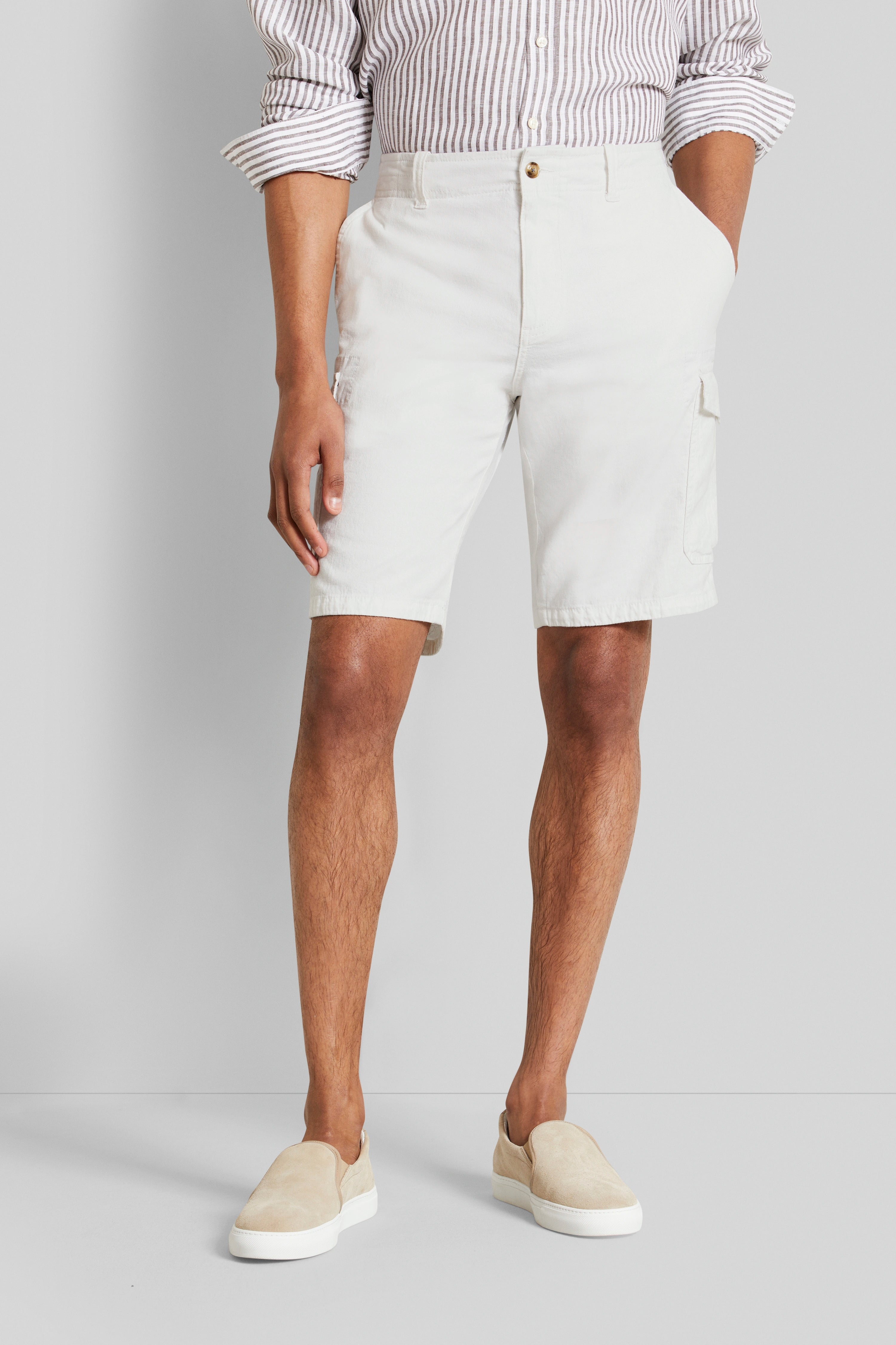 Beiges, gestreiftes Hemd mit weißen Shorts, Modelbild, stehende Pose, bugatti Stil.