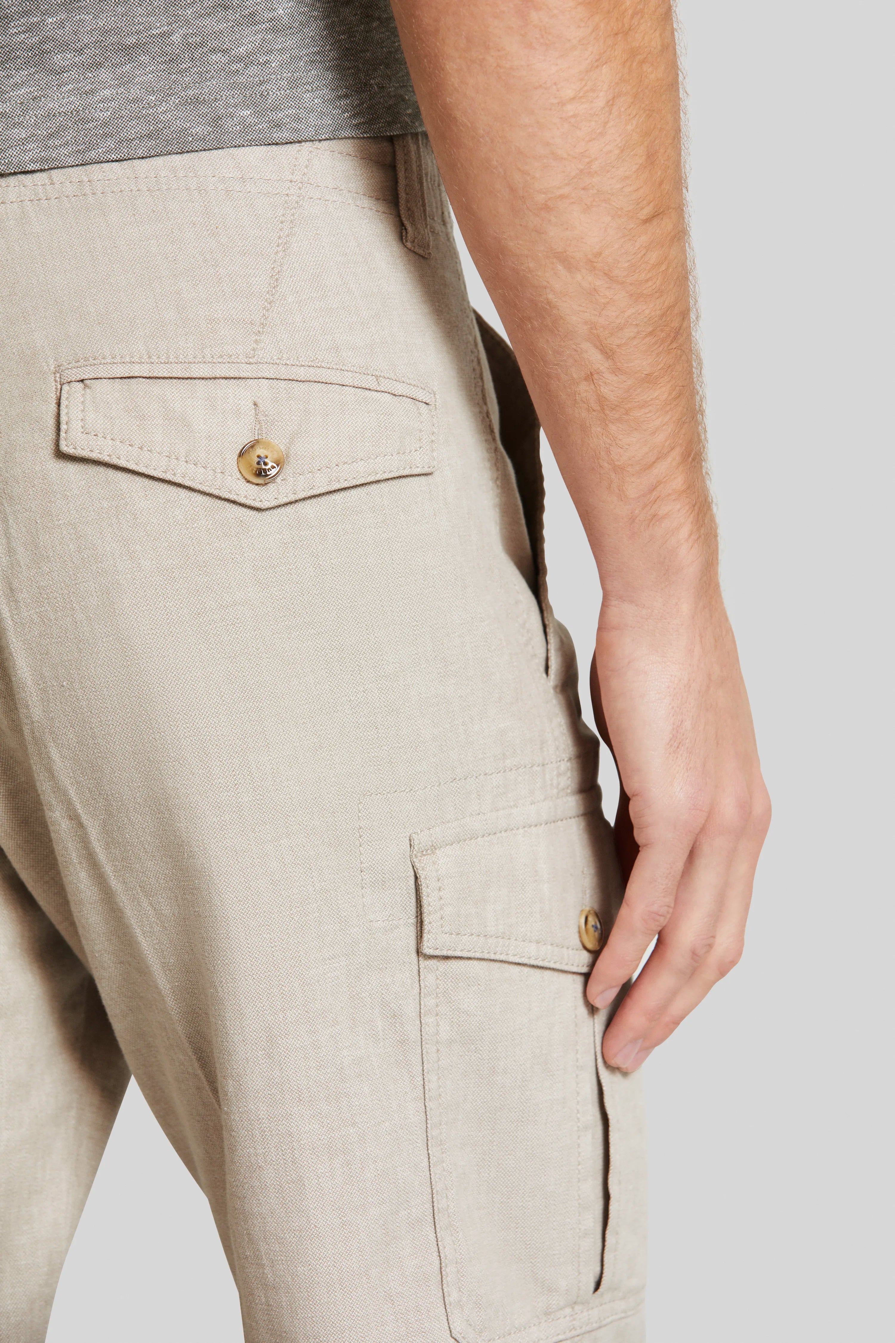 Beige Cargo-Hose von bugatti, Nahaufnahme, legeres Design mit Taschen und Knöpfen.
