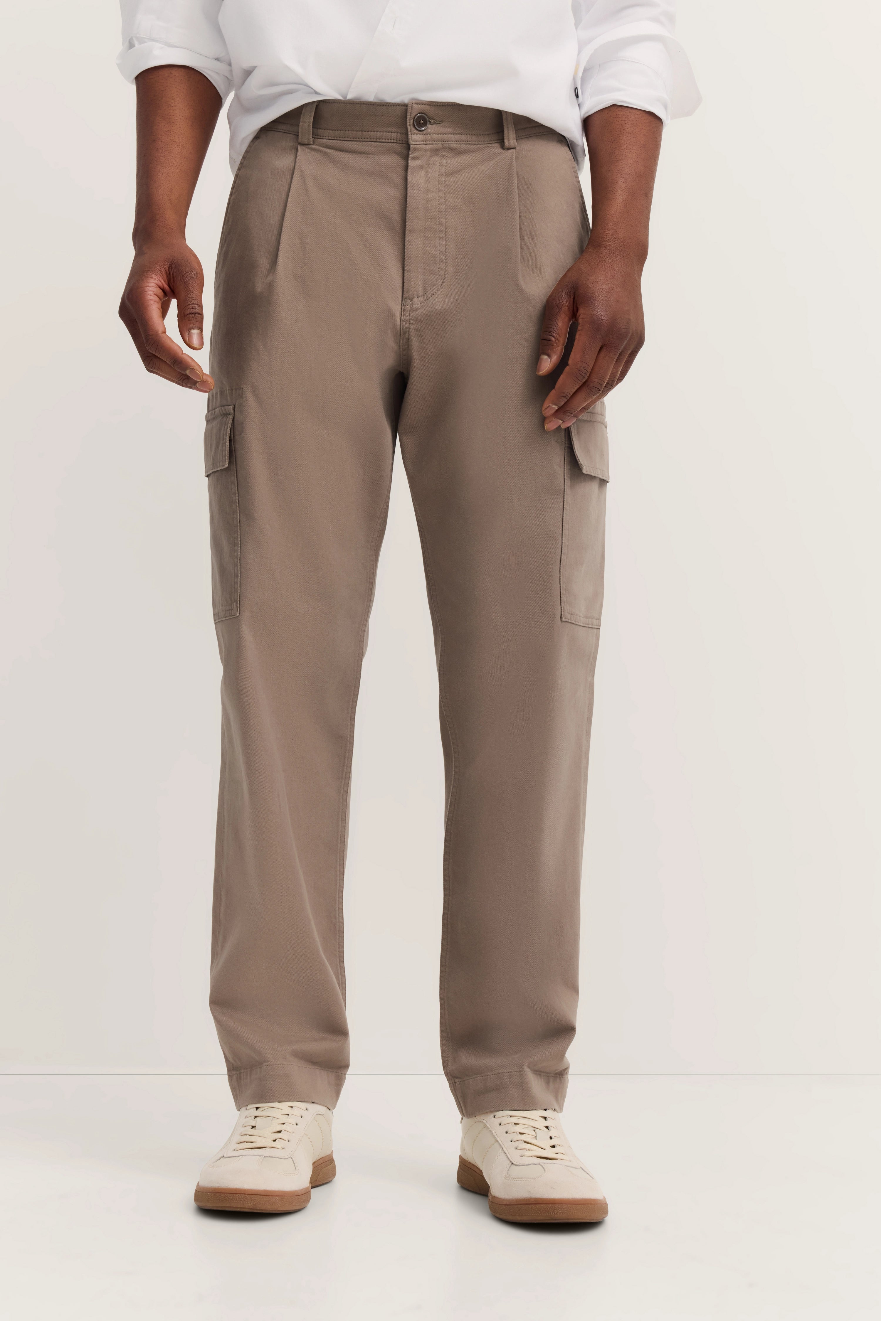Cargo-Hose in Beige, legeres Modelbild mit weißen Sneakern und weißem Hemd.