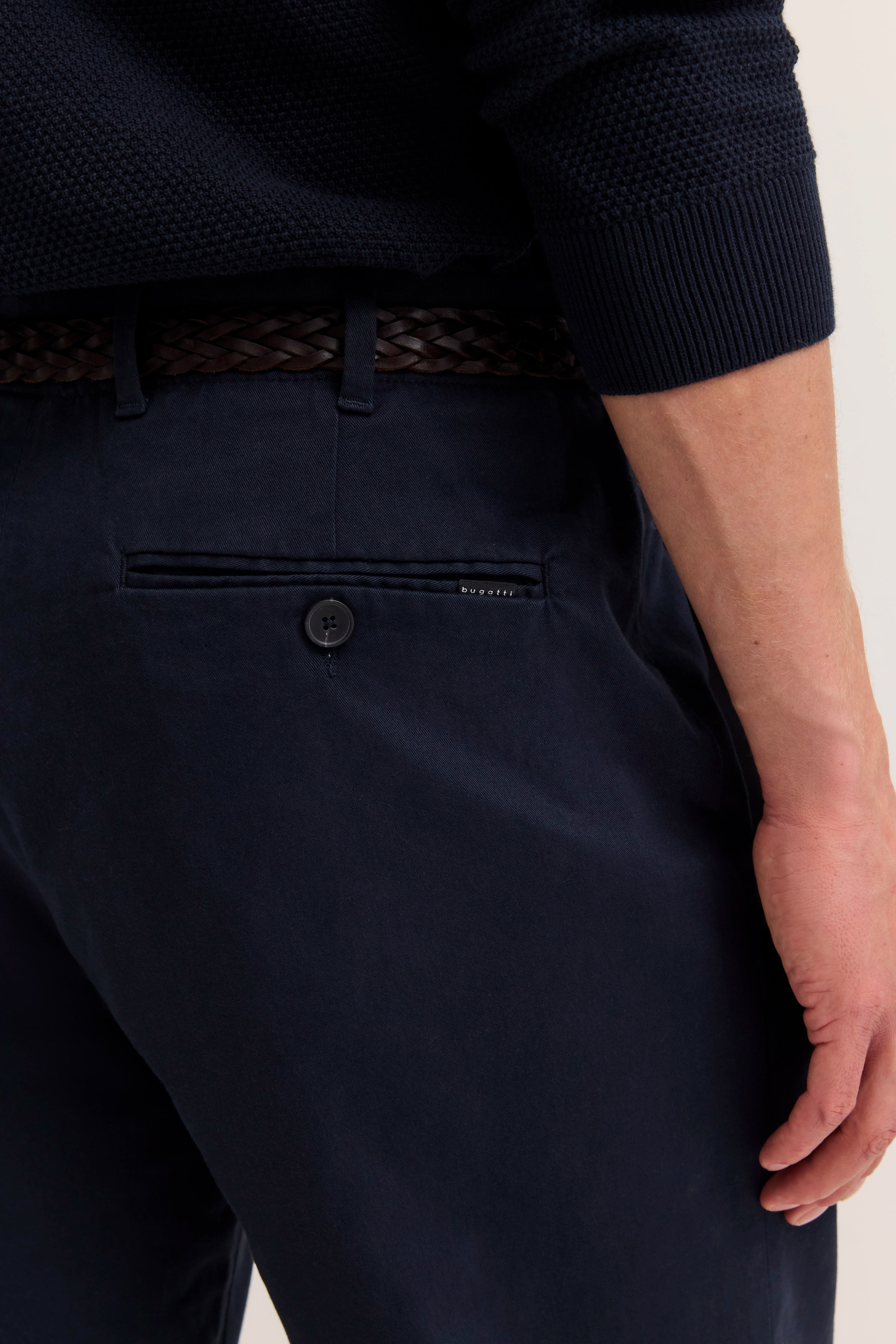 Dunkelblaue bugatti Hose mit geflochtenem Gürtel, Detailaufnahme, legeres Outfit.