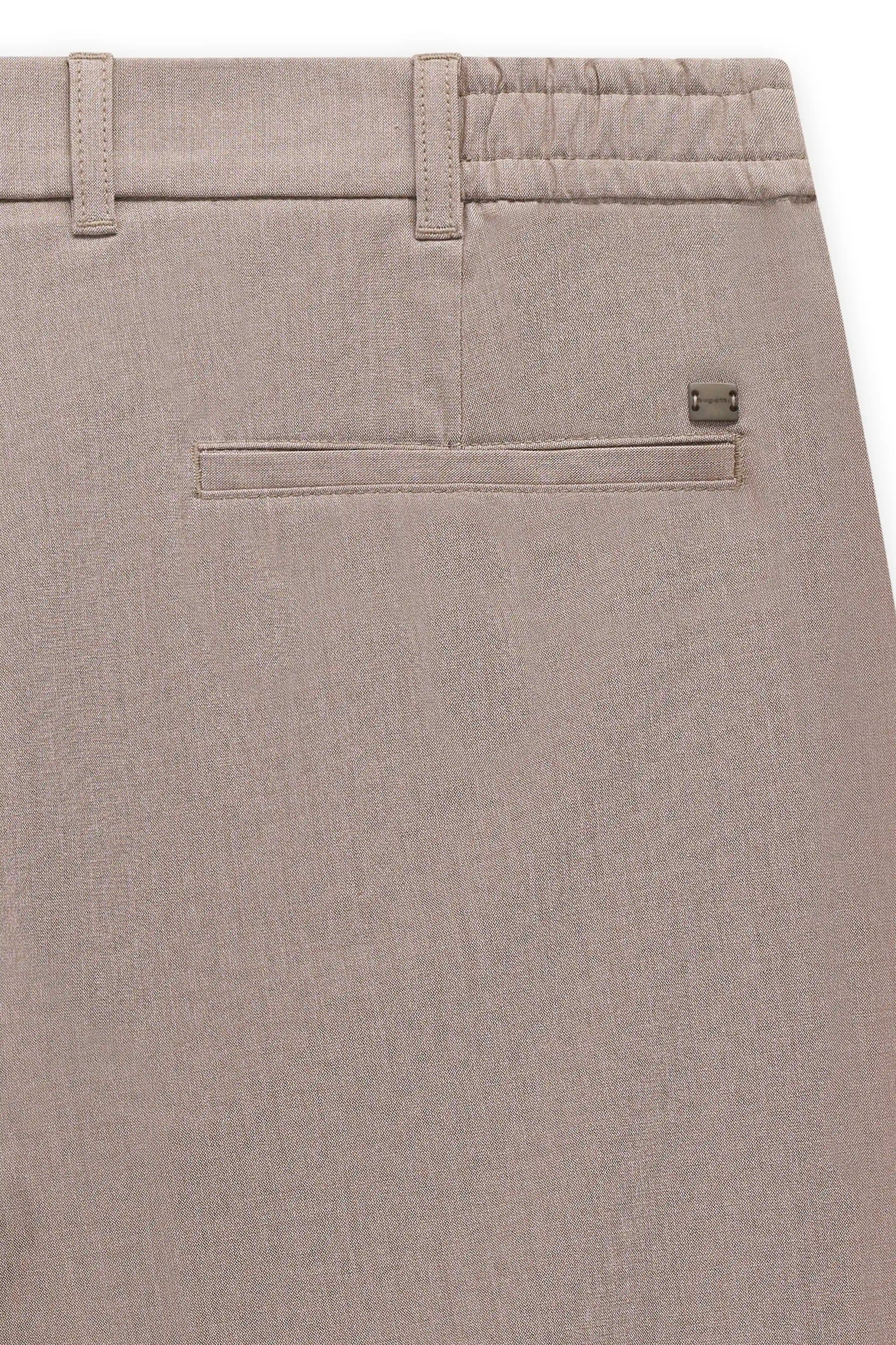 Beige bugatti Hose, Nahaufnahme, feine Struktur, elegantes Design.