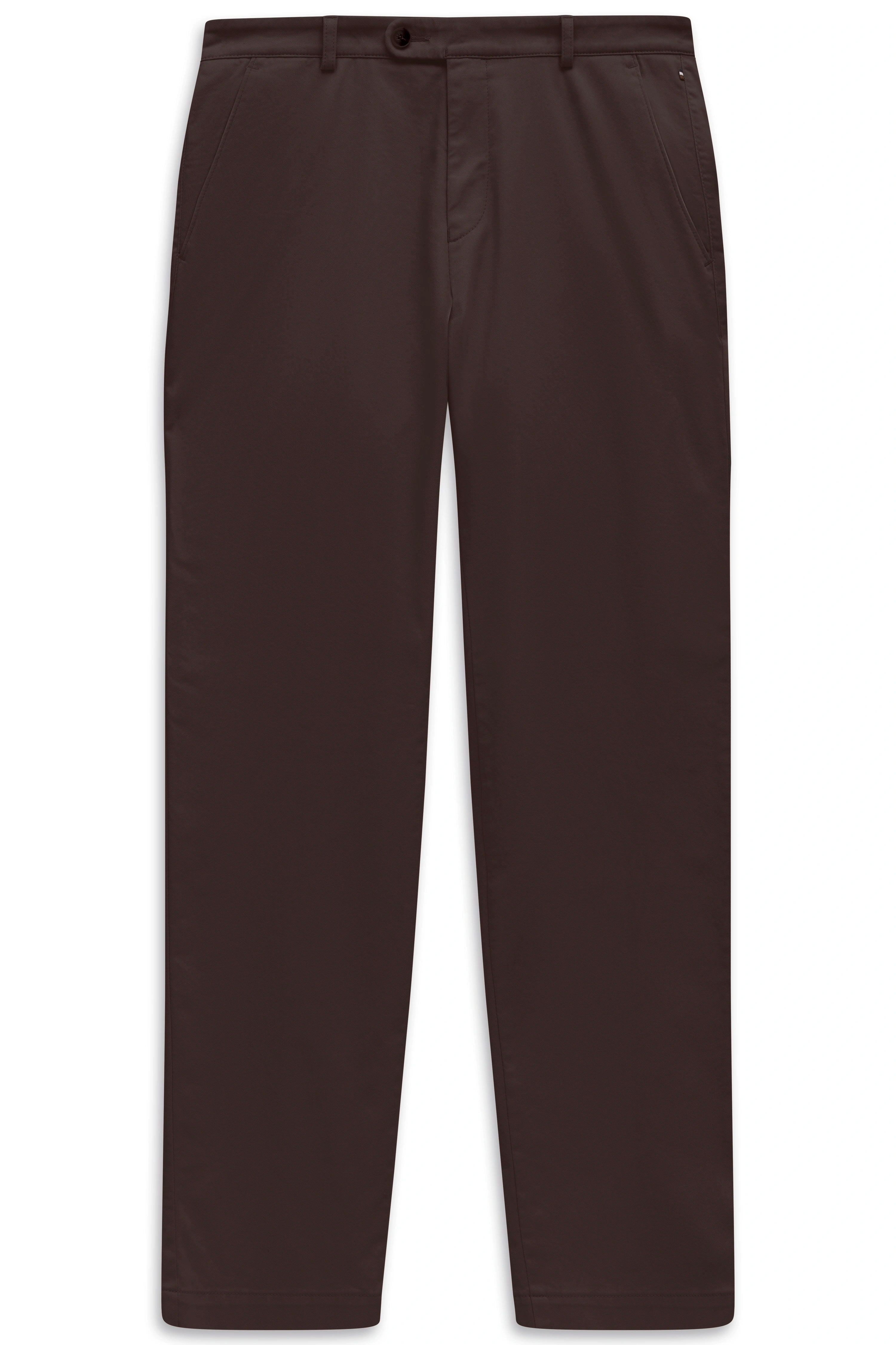 Dunkelbraune bugatti Herrenhose, legeres Büstenbild, klassischer Schnitt.