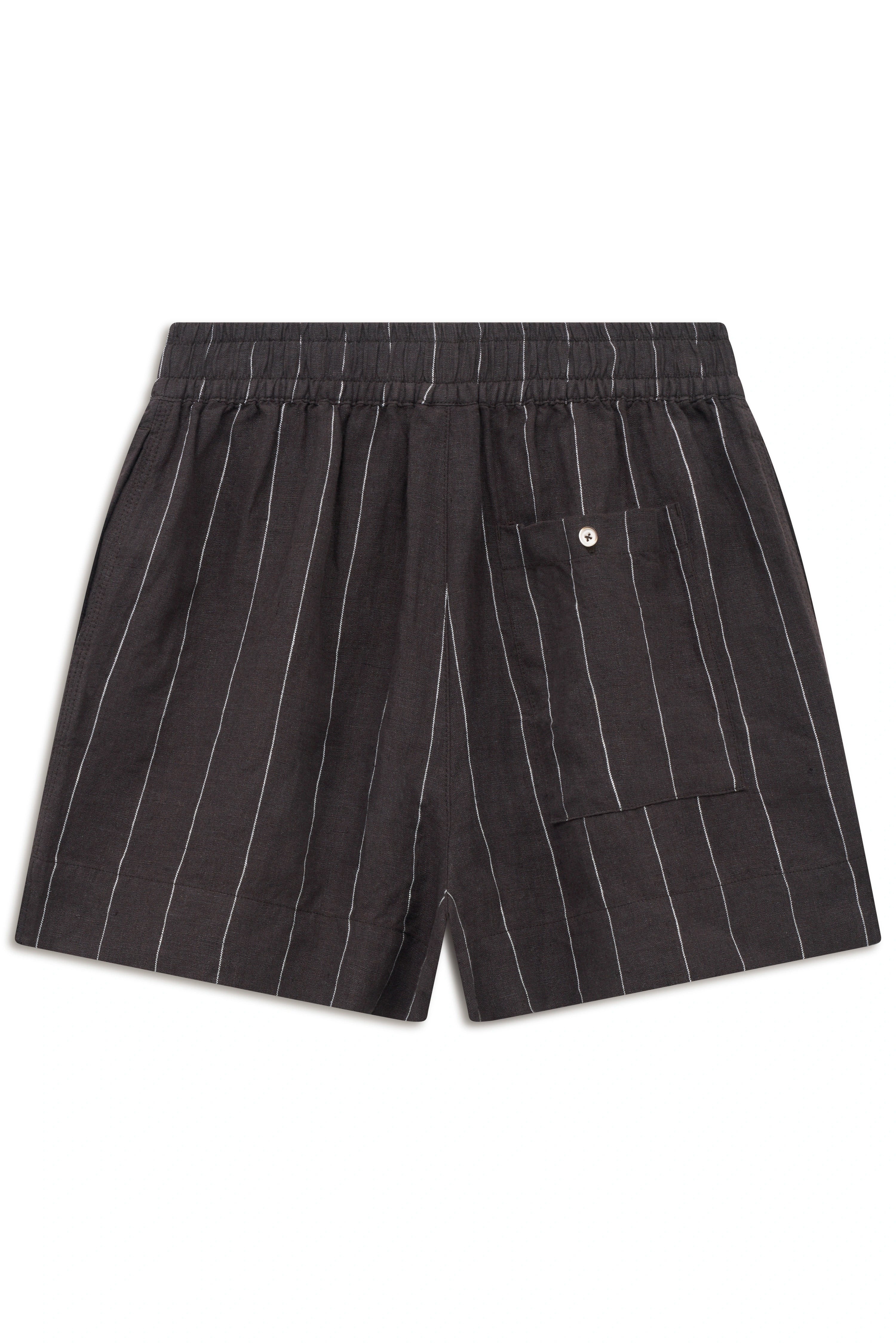 Schwarze bugatti Shorts mit weißen Streifenmuster, legeres Büstenbild.