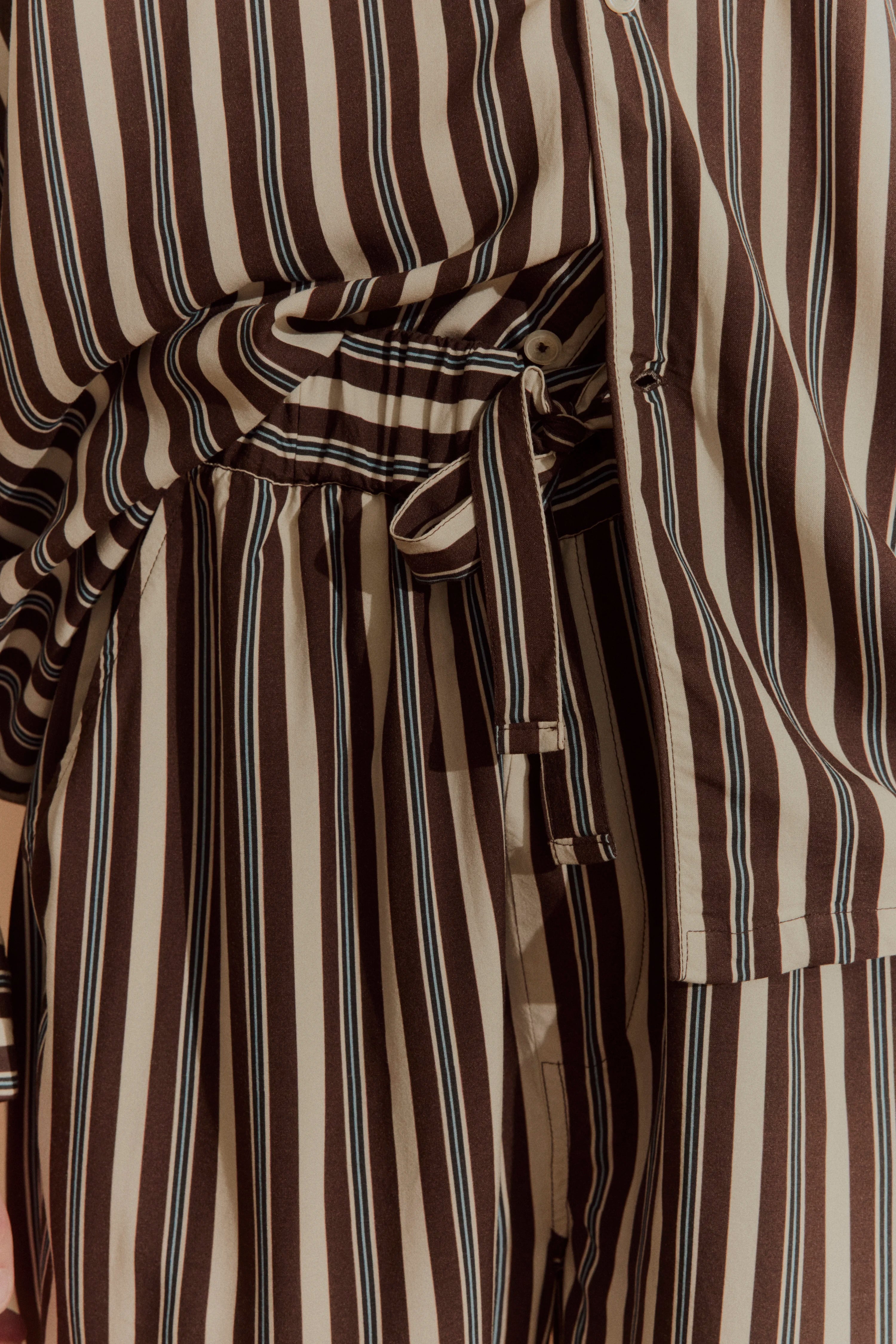 Gestreifter Jumpsuit in Braun-Weiß von bugatti, Detailaufnahme, legerer Stil.