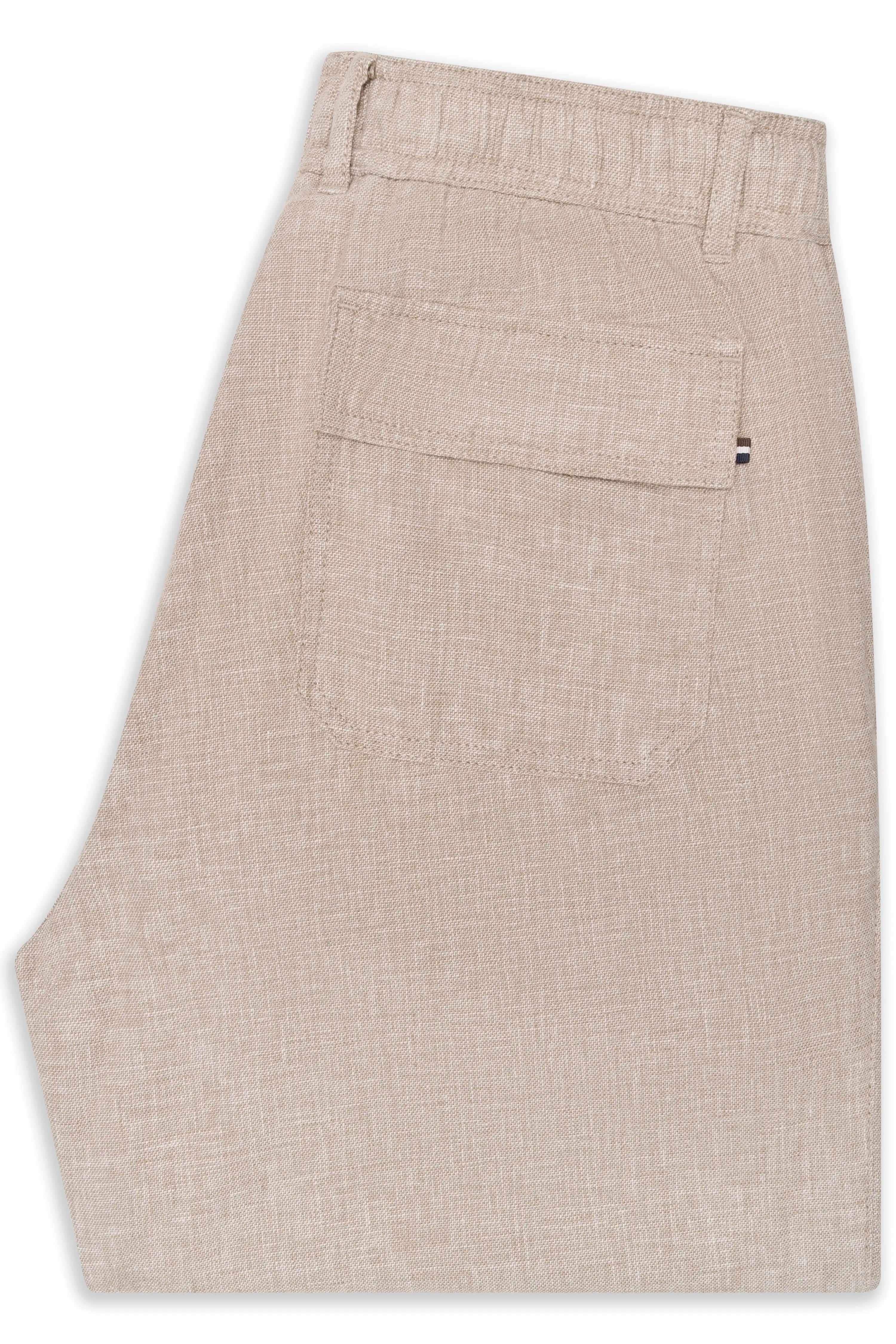 Beige Leinenhose von bugatti, Detailaufnahme der Gesäßtasche, legeres Design.