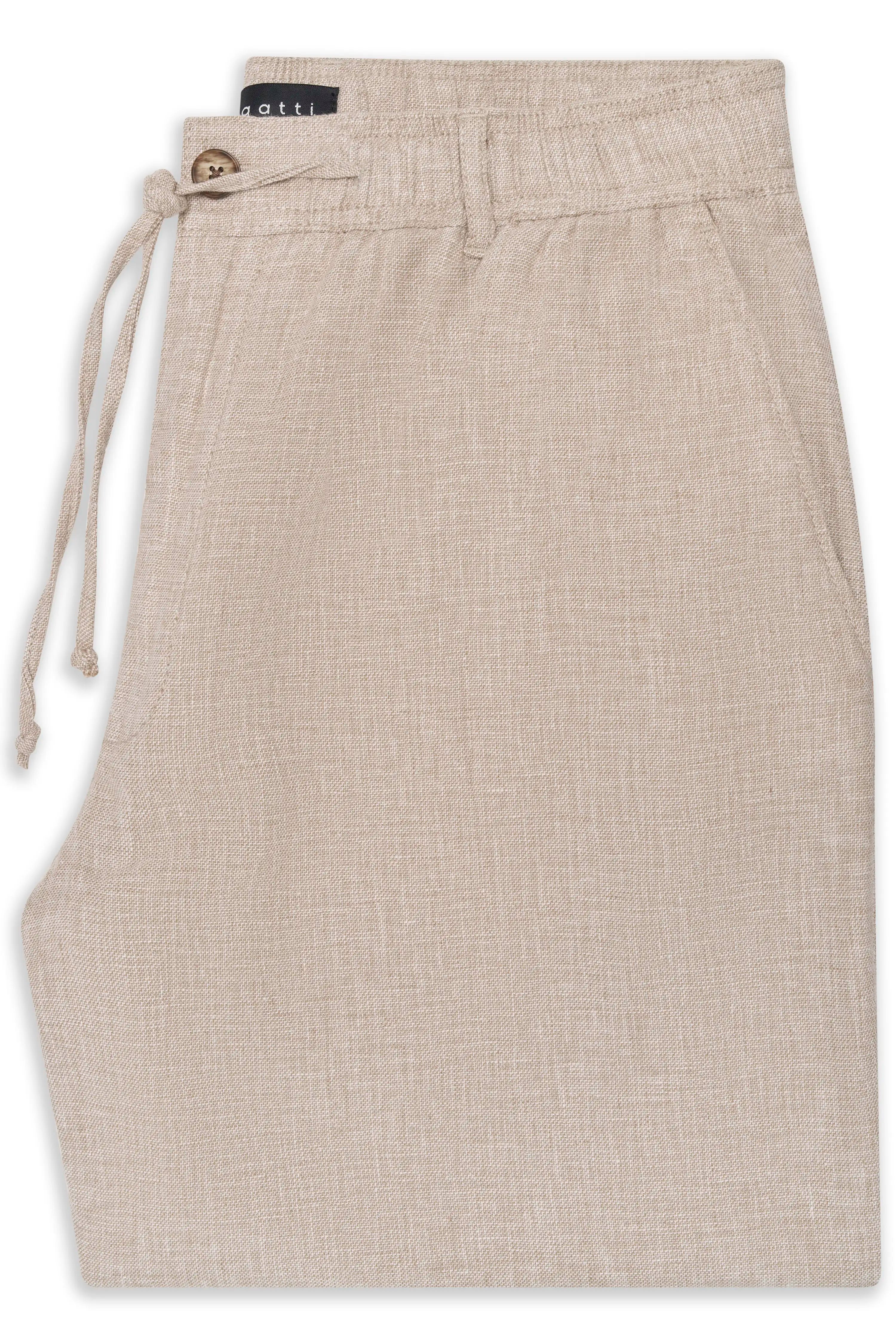 Beige Leinenhose von bugatti, entspannter Look, mit Kordelzug und Knopfdetail. Büstenbild.