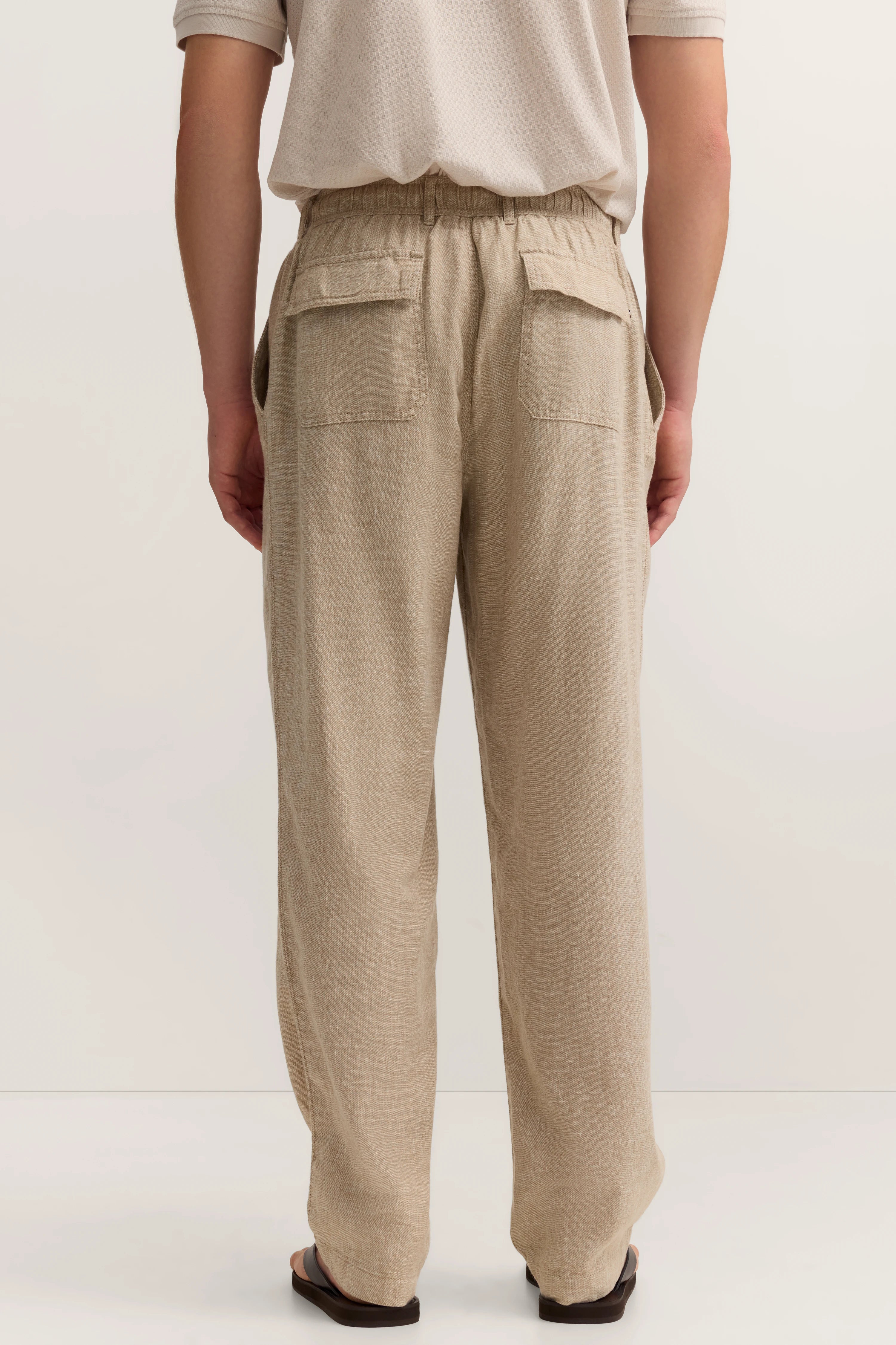 Beige Leinenhose von bugatti, lässiger Look, Rückansicht, mit Eingrifftaschen, legerer Bildstil.