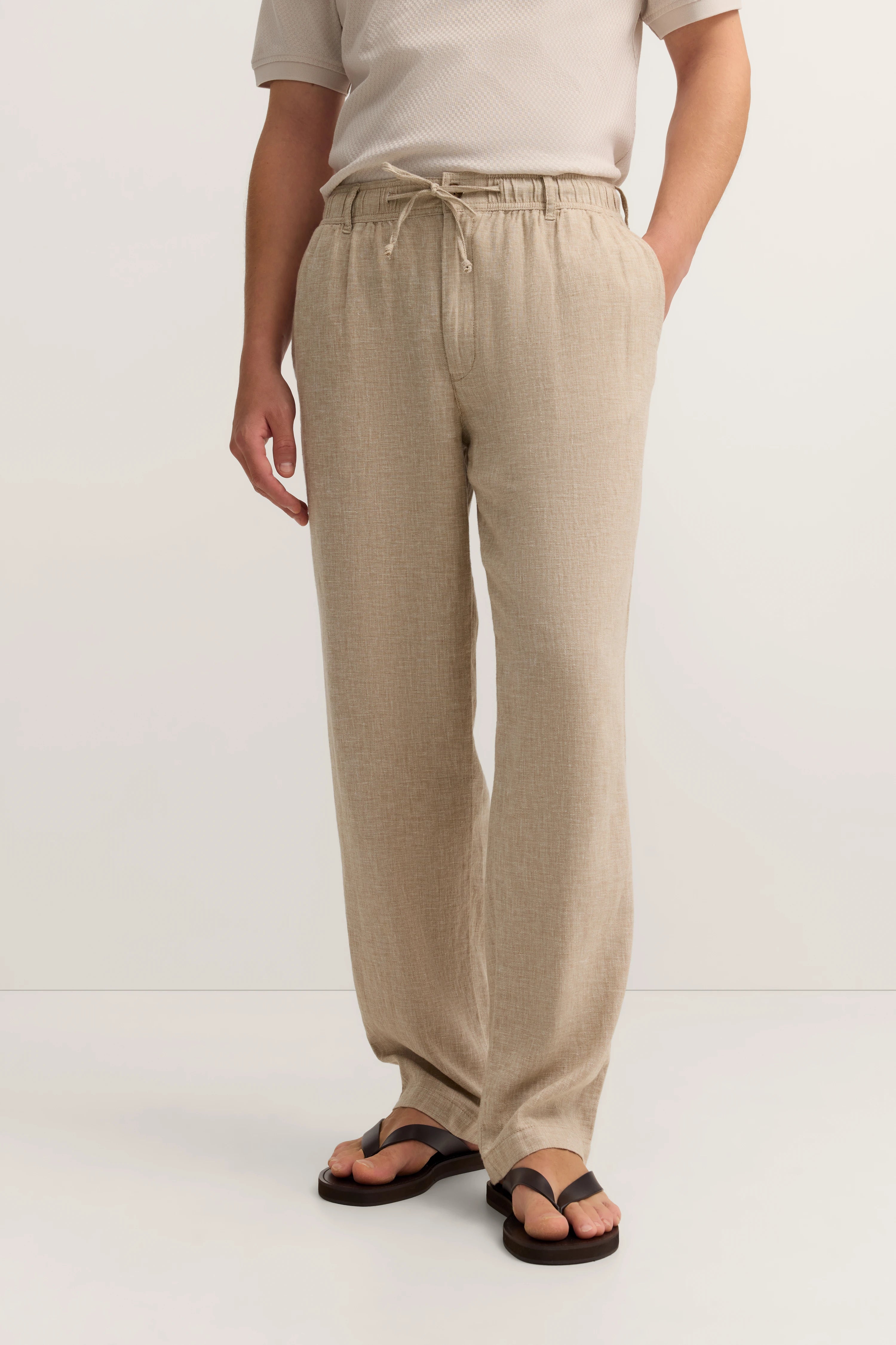Beige Leinenhose von bugatti, legeres Modelbild, stehend, entspannte Pose.