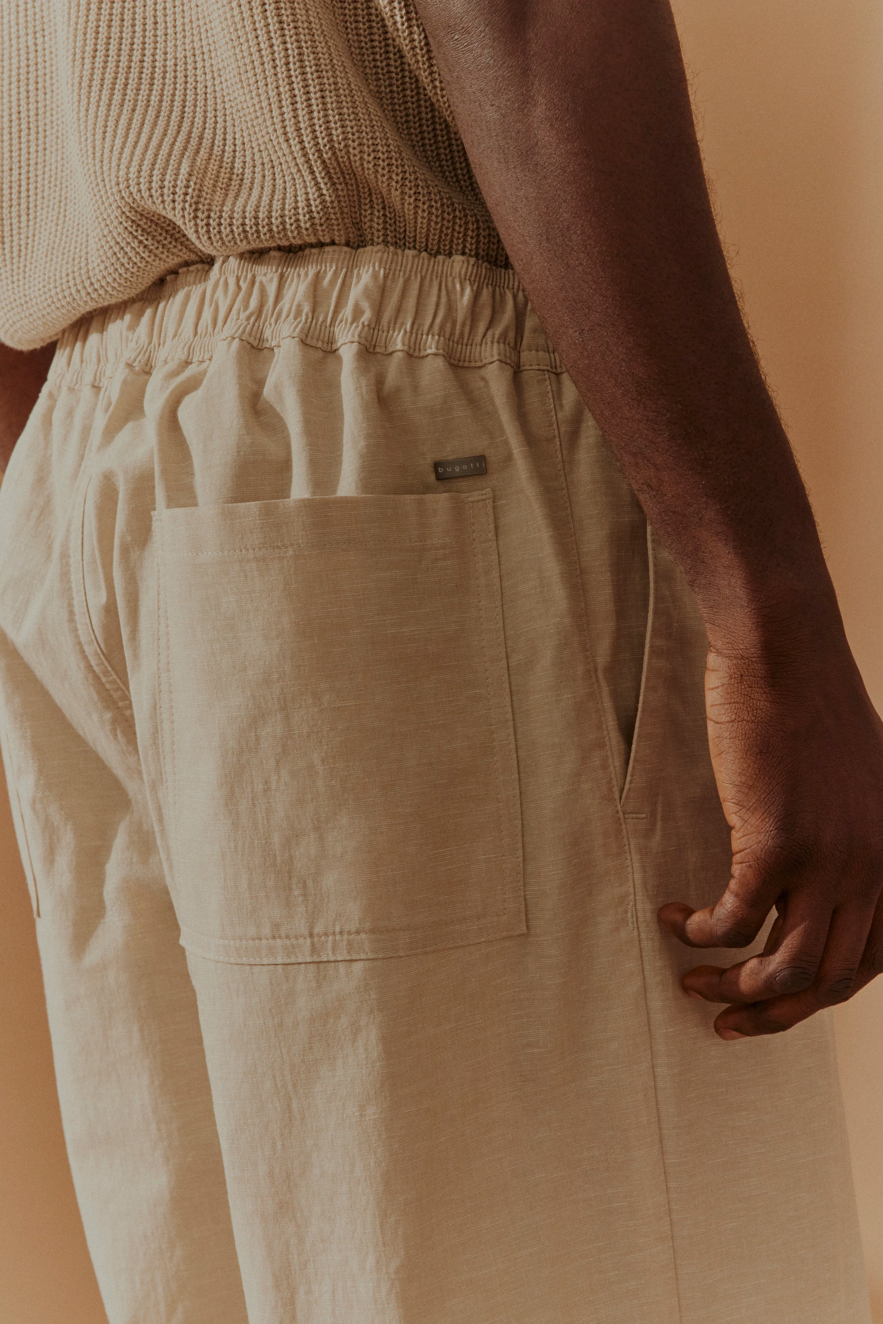 Beige bugatti Hose mit elastischem Bund, Detailaufnahme, legeres Outfit.