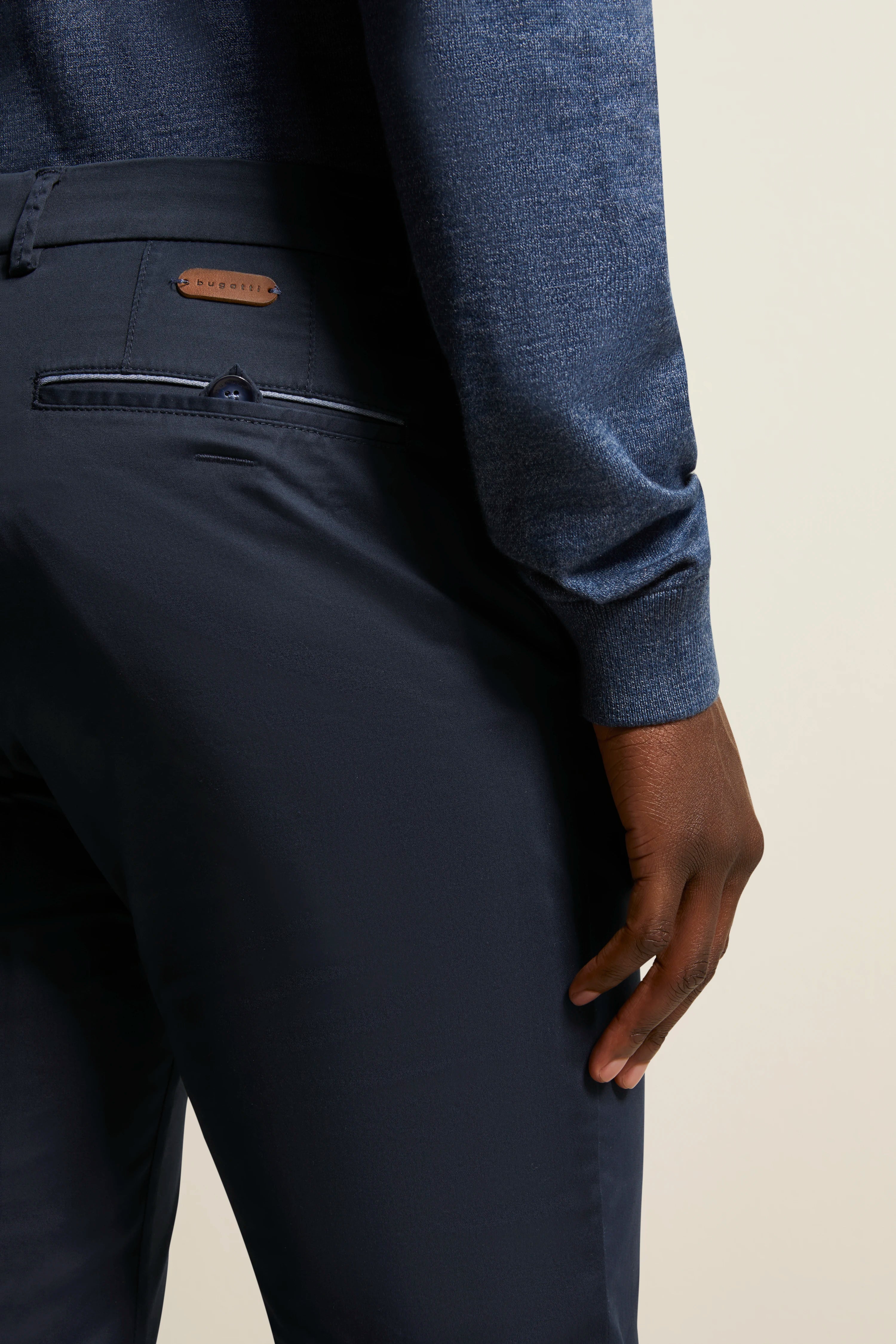 Donkerblauwe bugatti chino, klassiek design, productafbeelding.