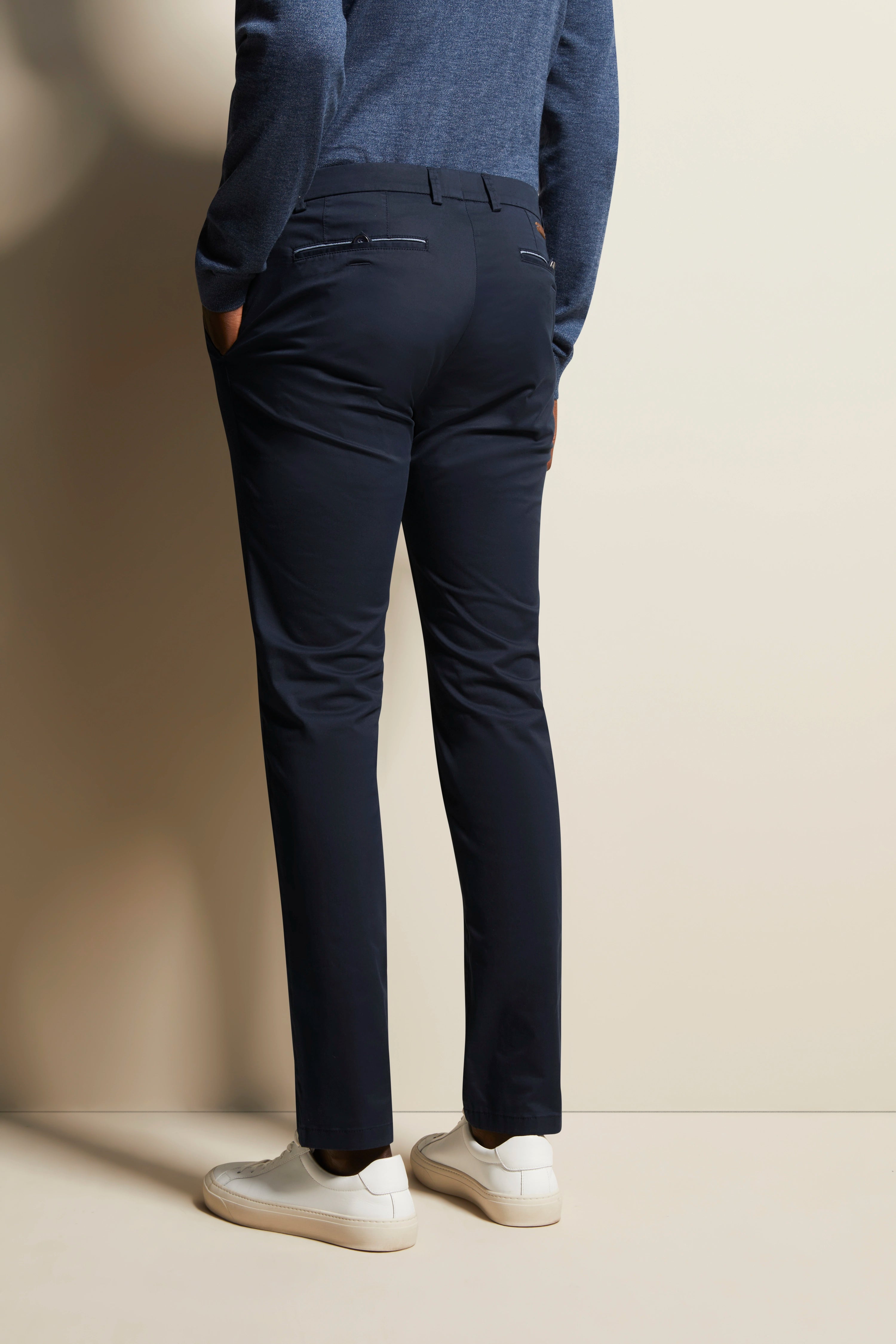 Donkerblauwe bugatti broek, casual gestyled met witte sneaker
