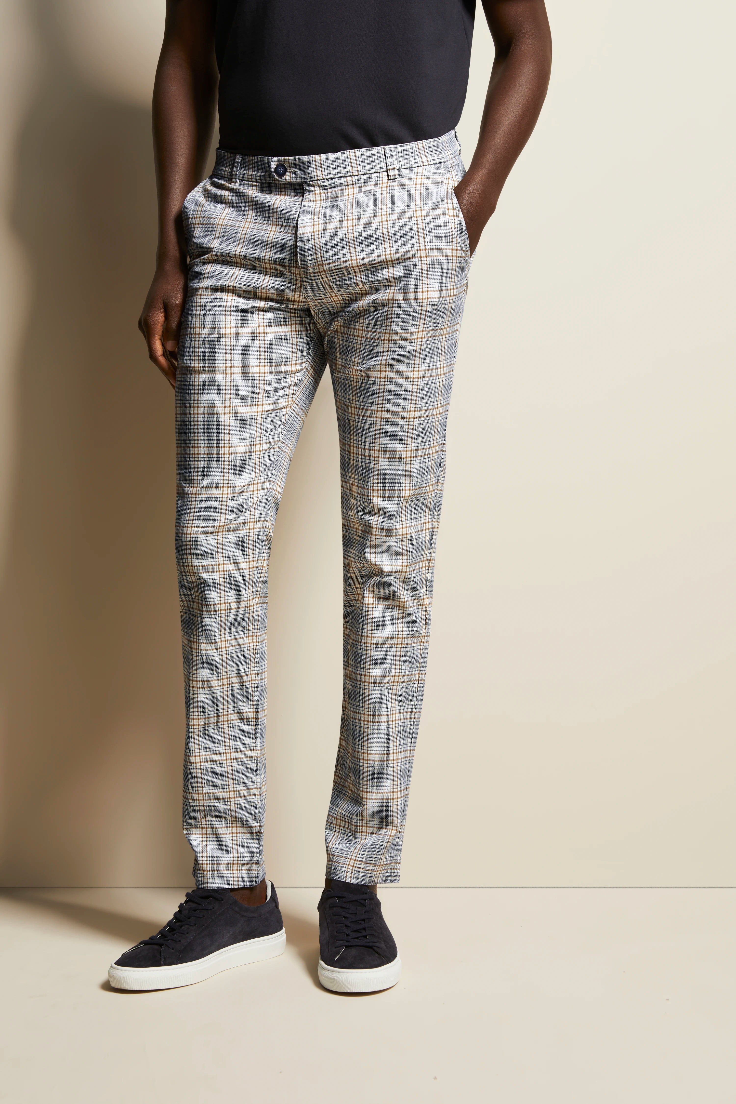 Elegante bugatti broek, blauw-beige geruit, casual modelshot, handen in zakken.