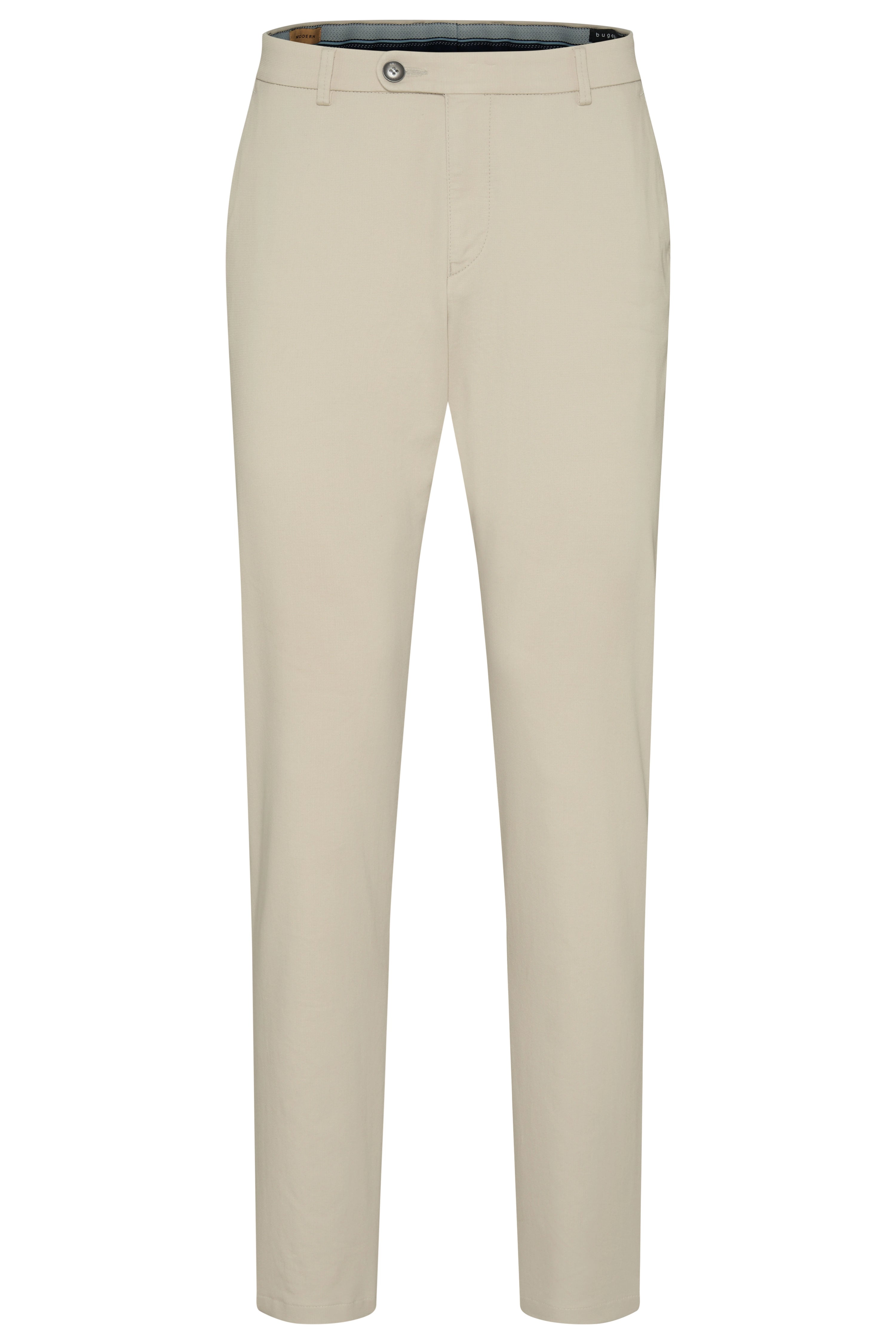 Model in beige polo en chino van bugatti