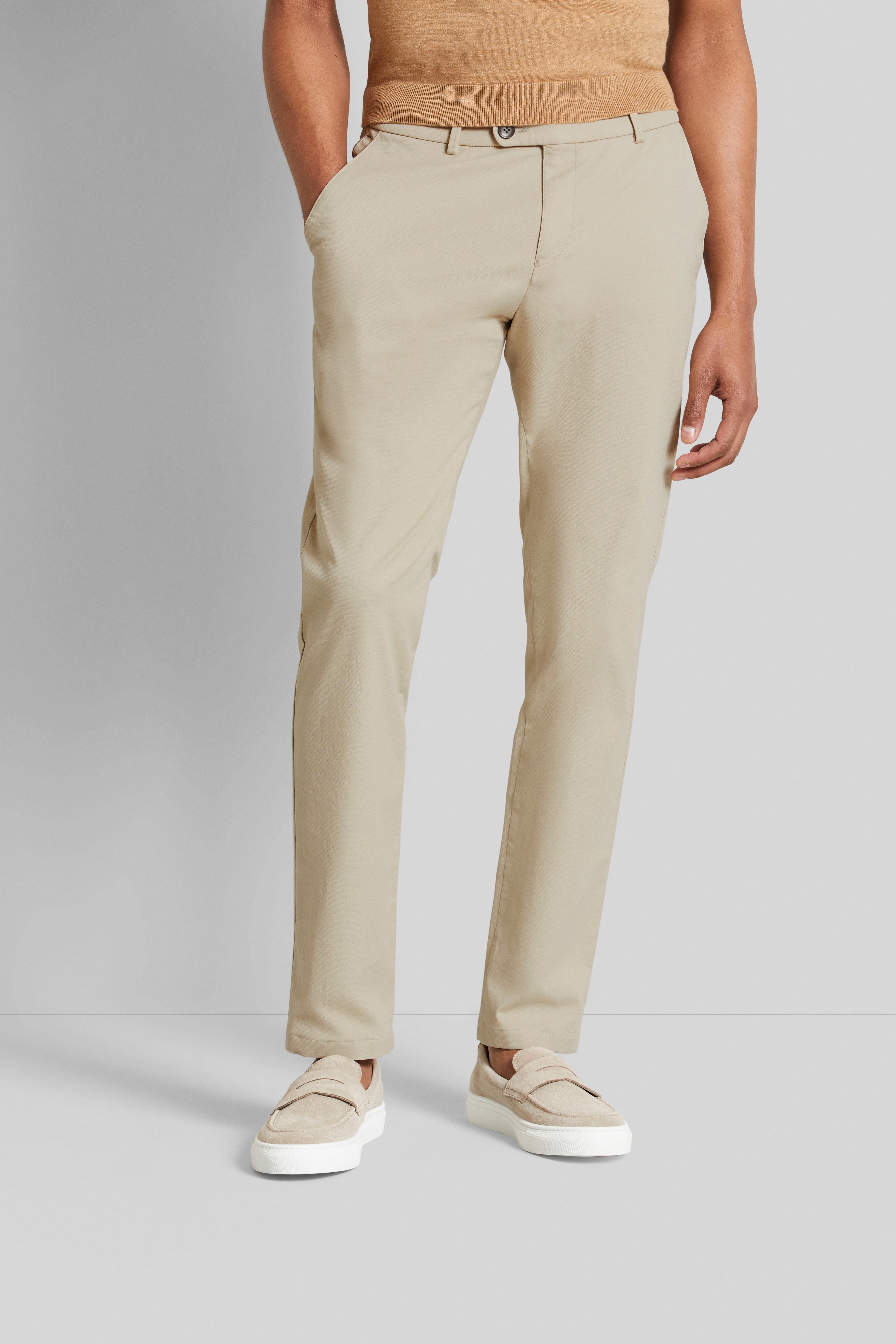 Beige chino en trui met ontspannen modelpose