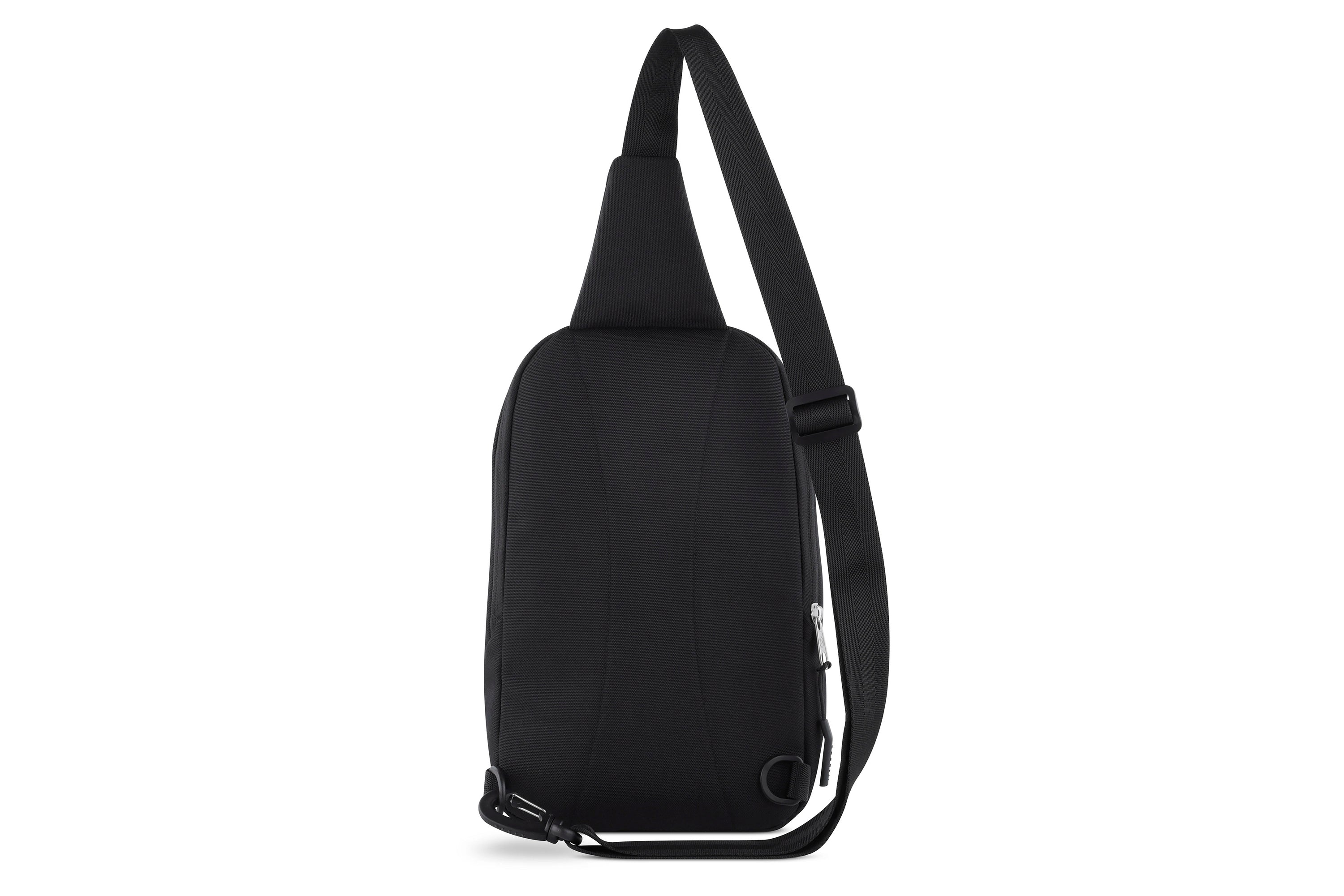 Schwarze bugatti Umhängetasche, schlichtes Design, für den Alltag, Büstenbild.