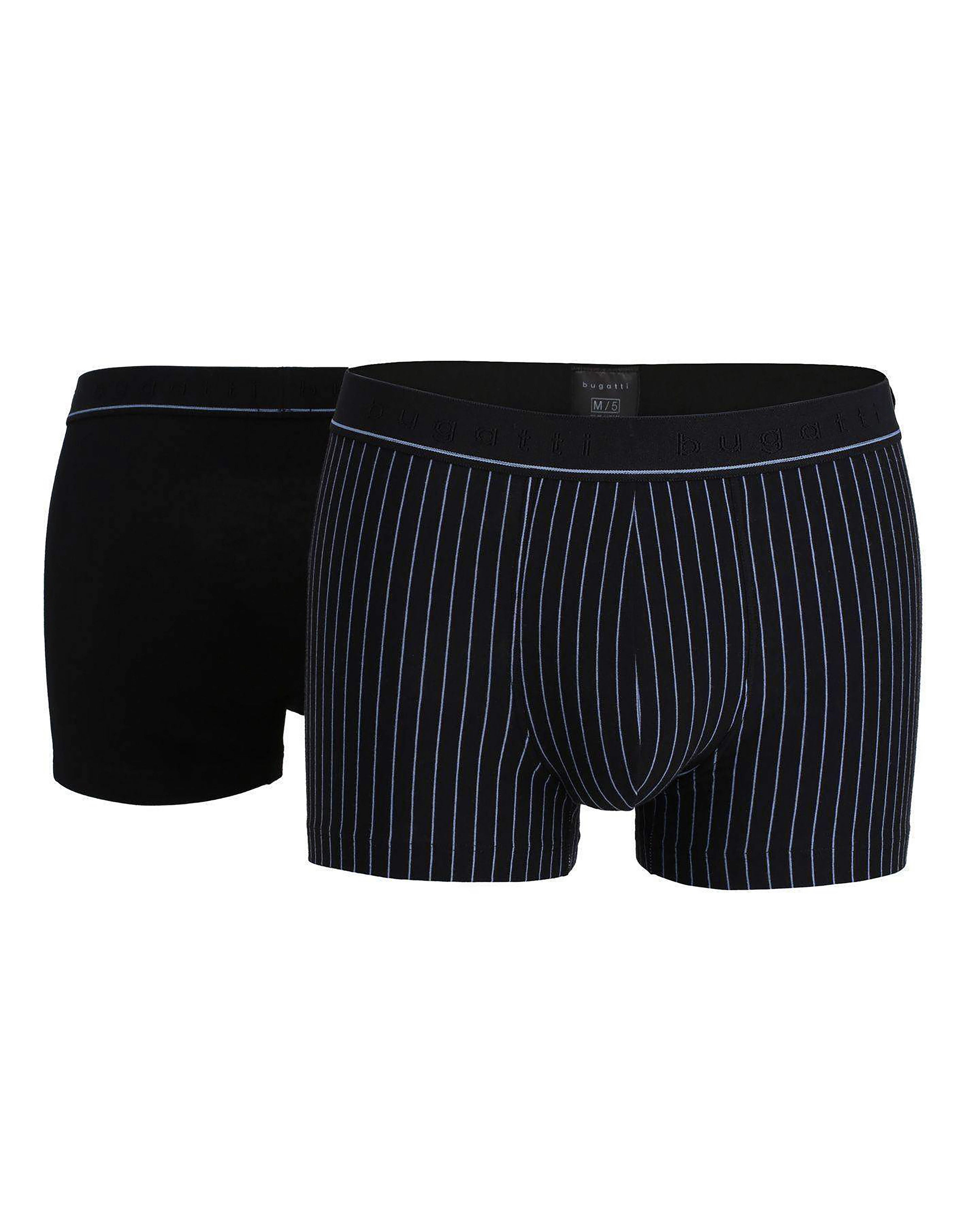 Zwei bugatti Boxershorts, eine schwarz, eine schwarz mit feinen blauen Streifen, Büstenbild.