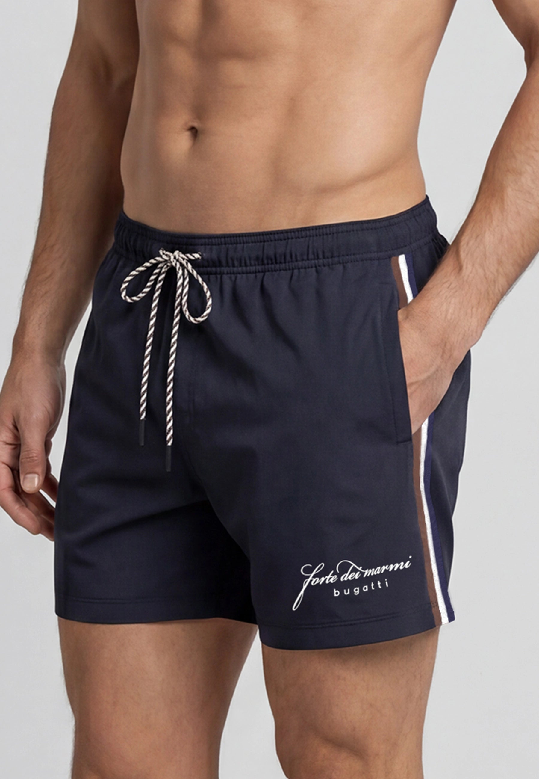 Navy Badeshorts von bugatti, Modelbild, legeres Posing, seitlicher Streifen, Schriftzug "forte dei marmi".