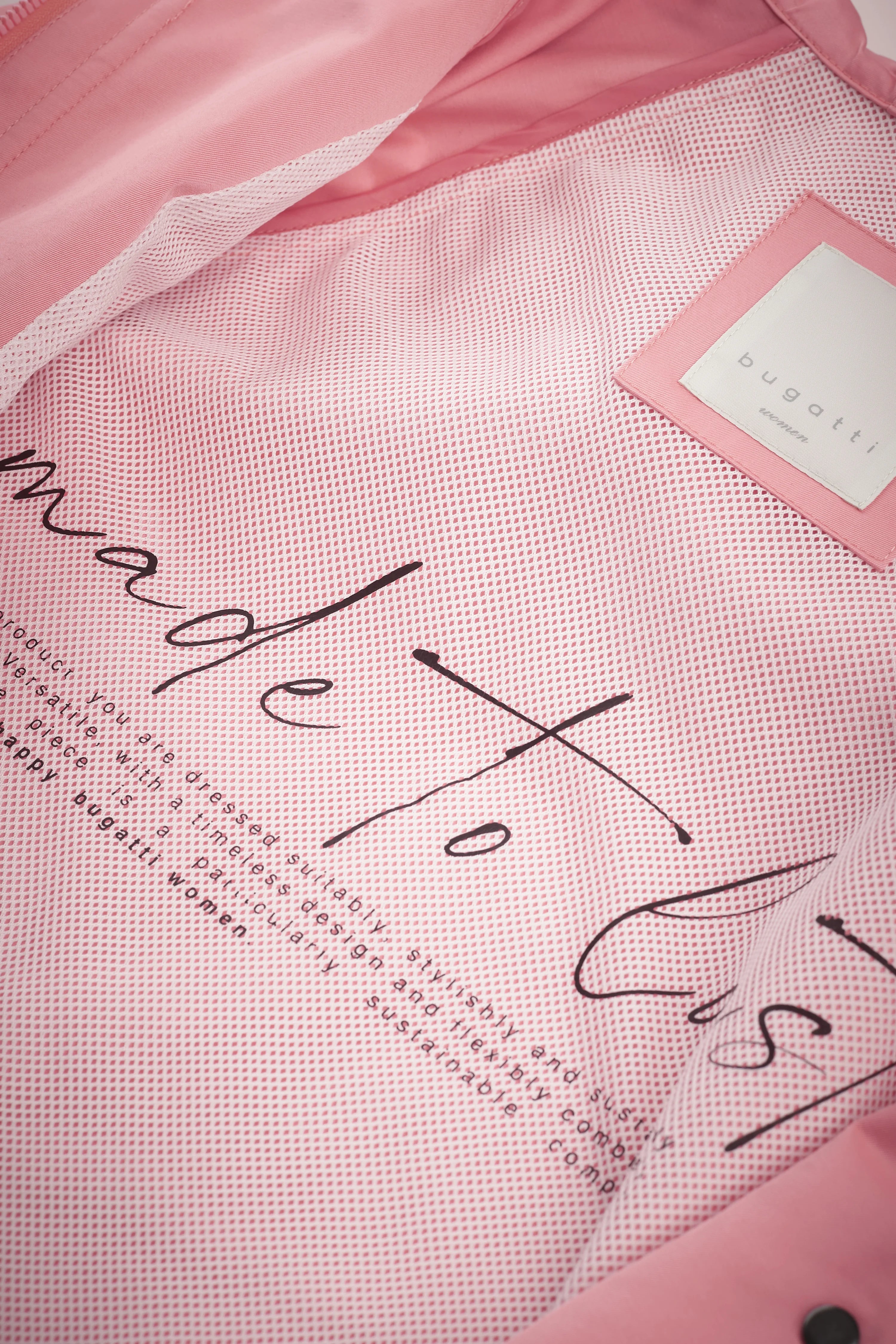 Innenansicht einer bugatti-Jacke in Rosa mit Aufdruck "made to cast".