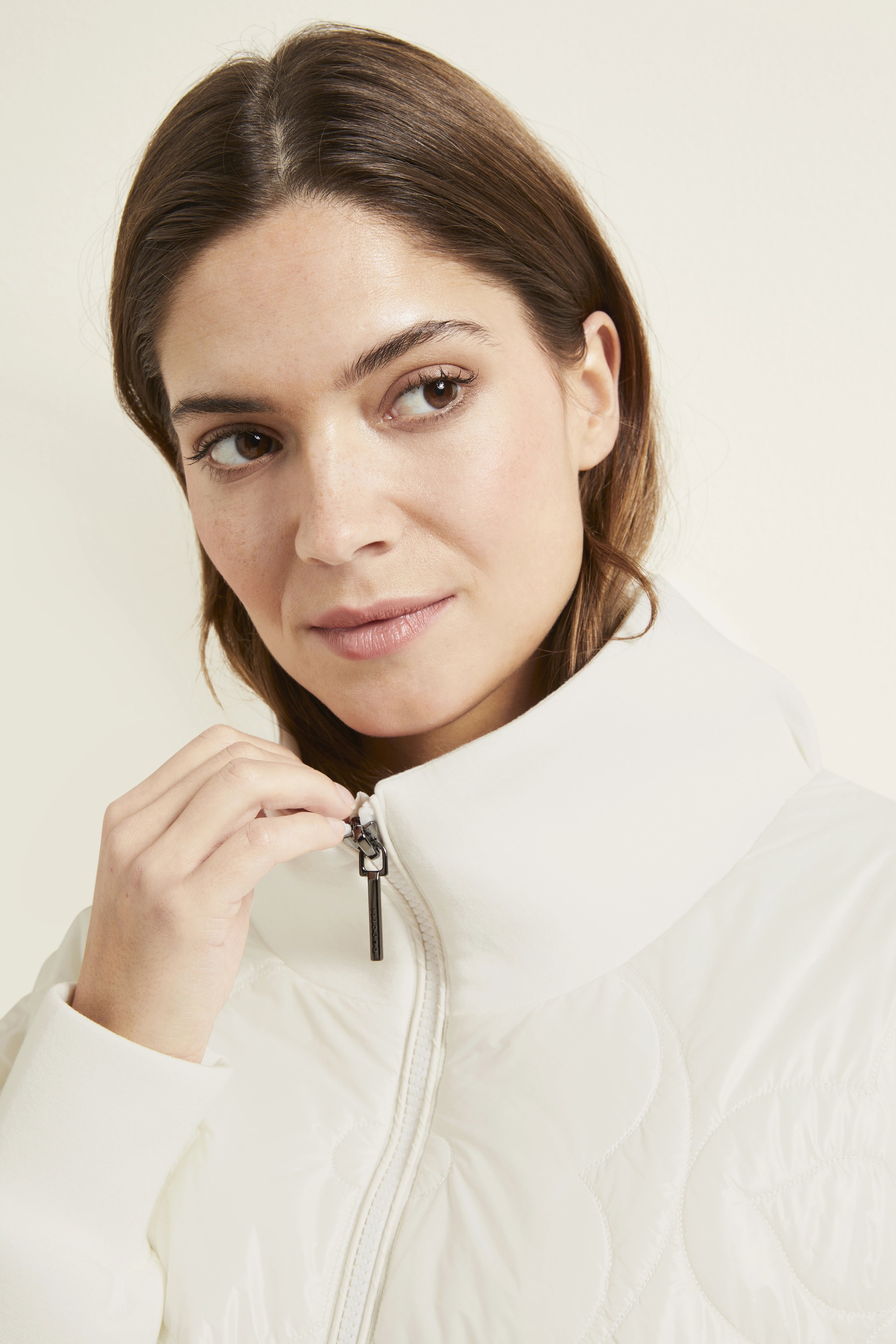 Weißer bugatti Blouson, Modelbild zeigt Frau mit geschlossenem Reißverschluss, lässiger Look.