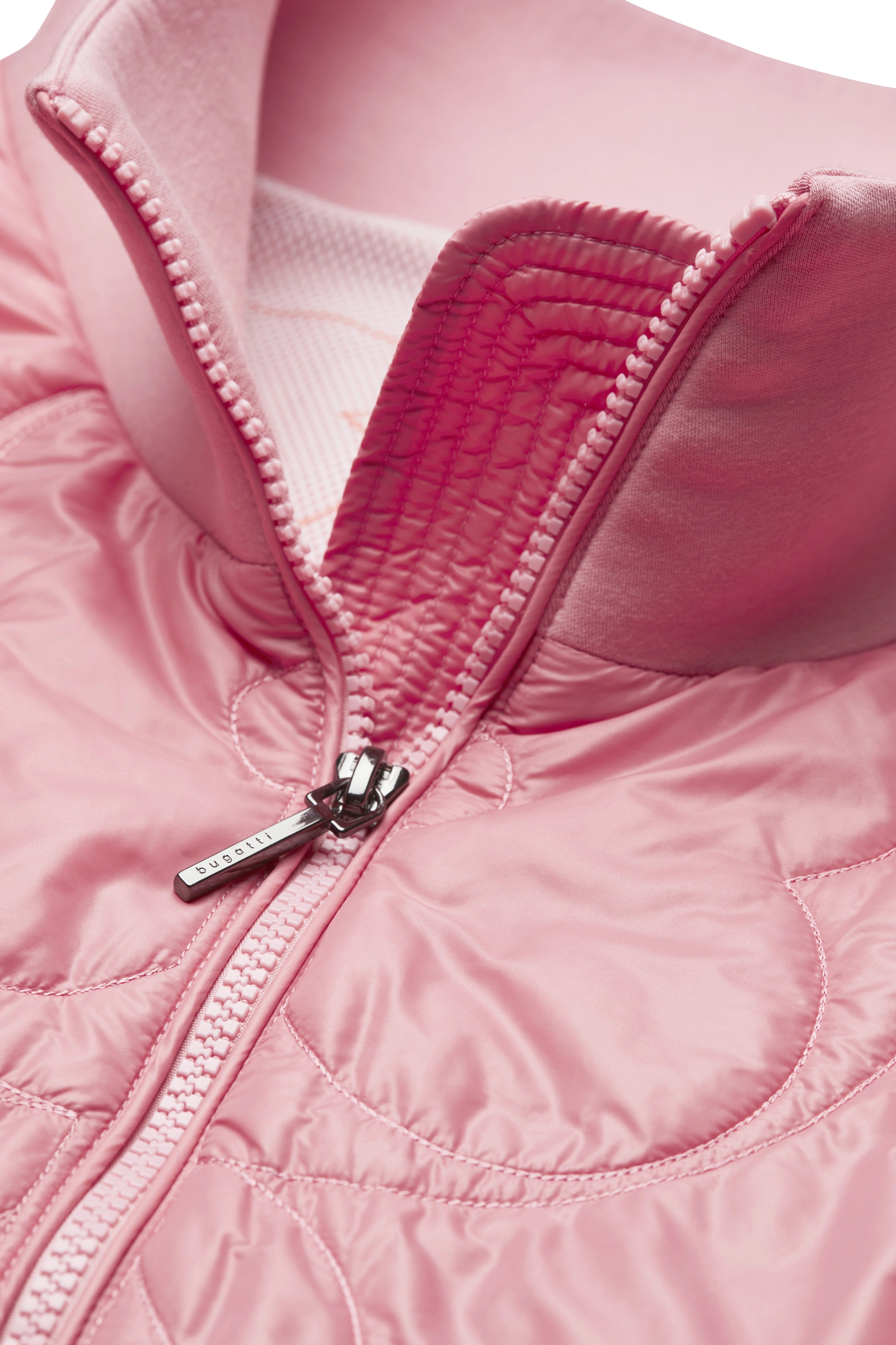 Rosa bugatti Steppjacke, Detailansicht mit Reißverschluss, Büstenbild.