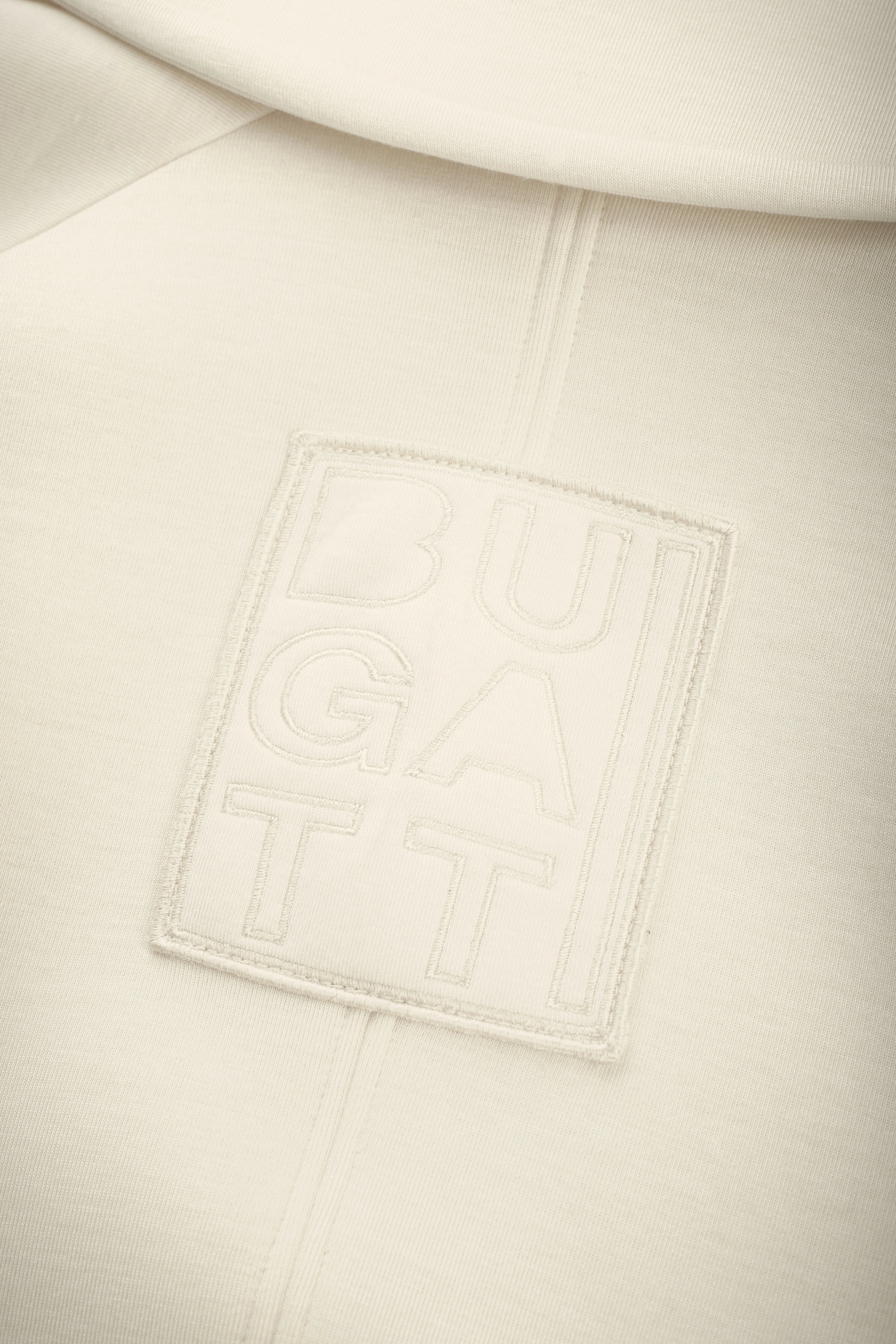 Eleganter cremefarbener bugatti Mantel, Rückansicht, Büstenbild.