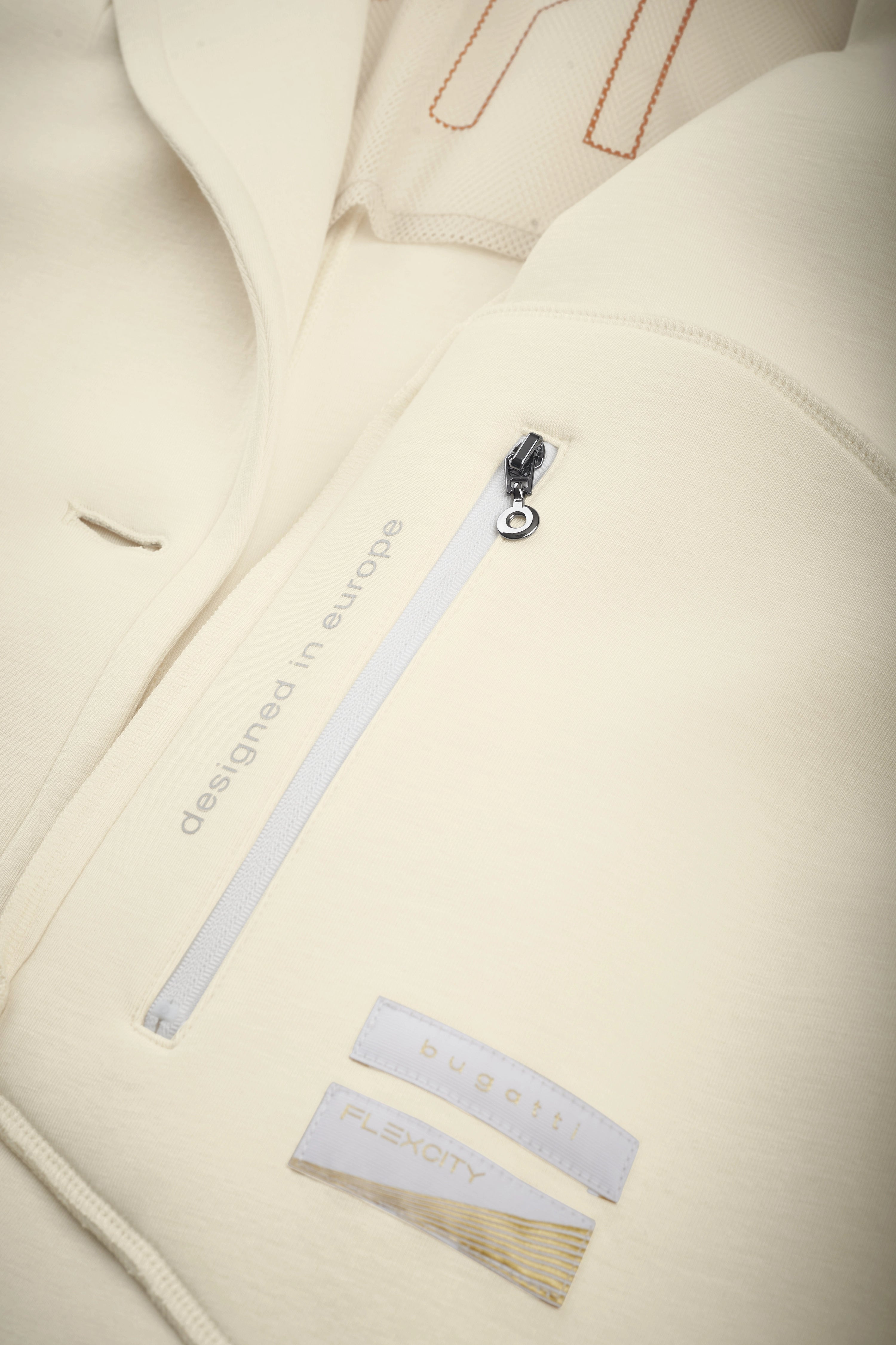 Beiger Kapuzenpullover mit bugatti Logo-Stickerei, Nahaufnahme.