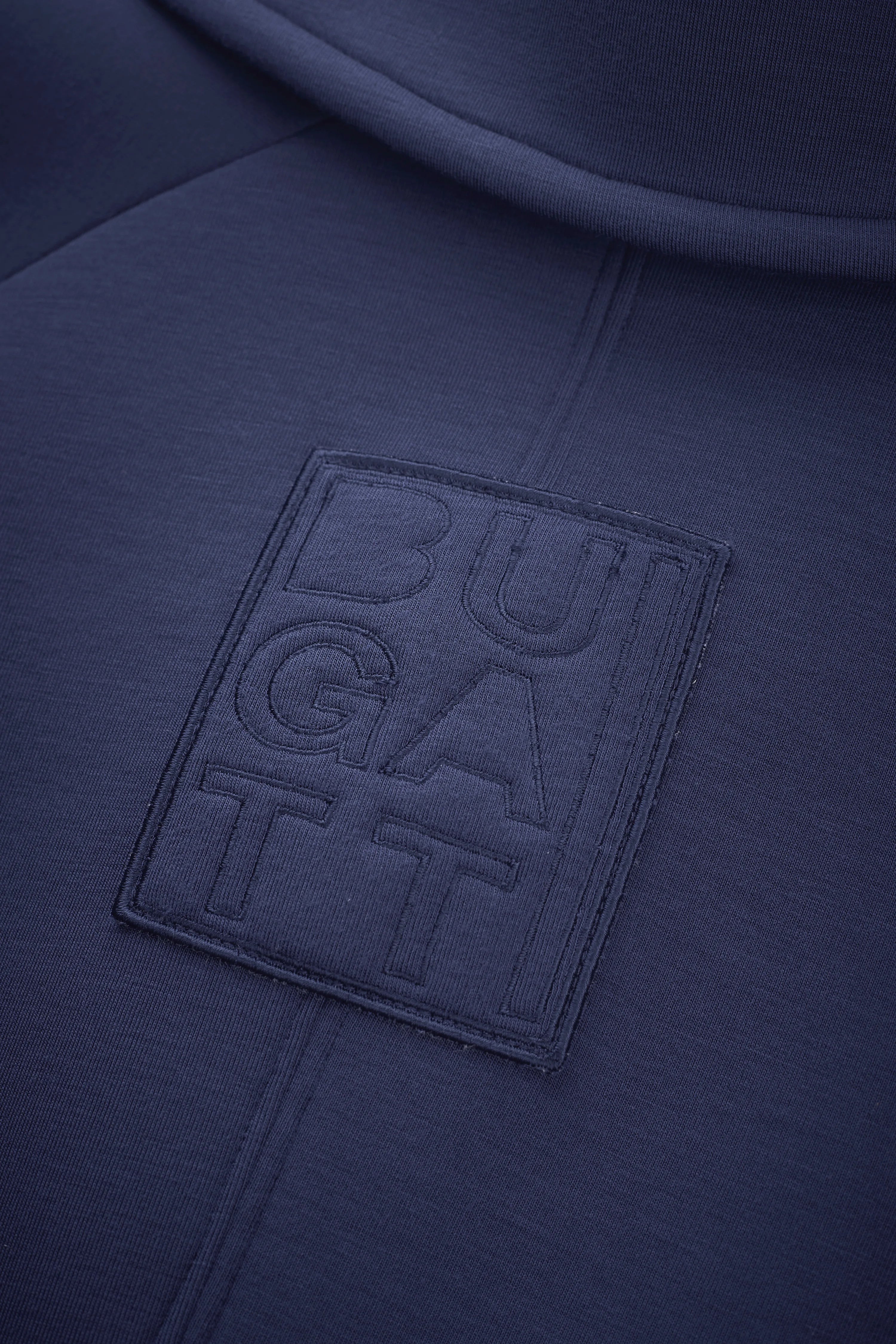 Blaues bugatti Sweatshirt mit geprägtem Logo, Nahaufnahme, Detailansicht.