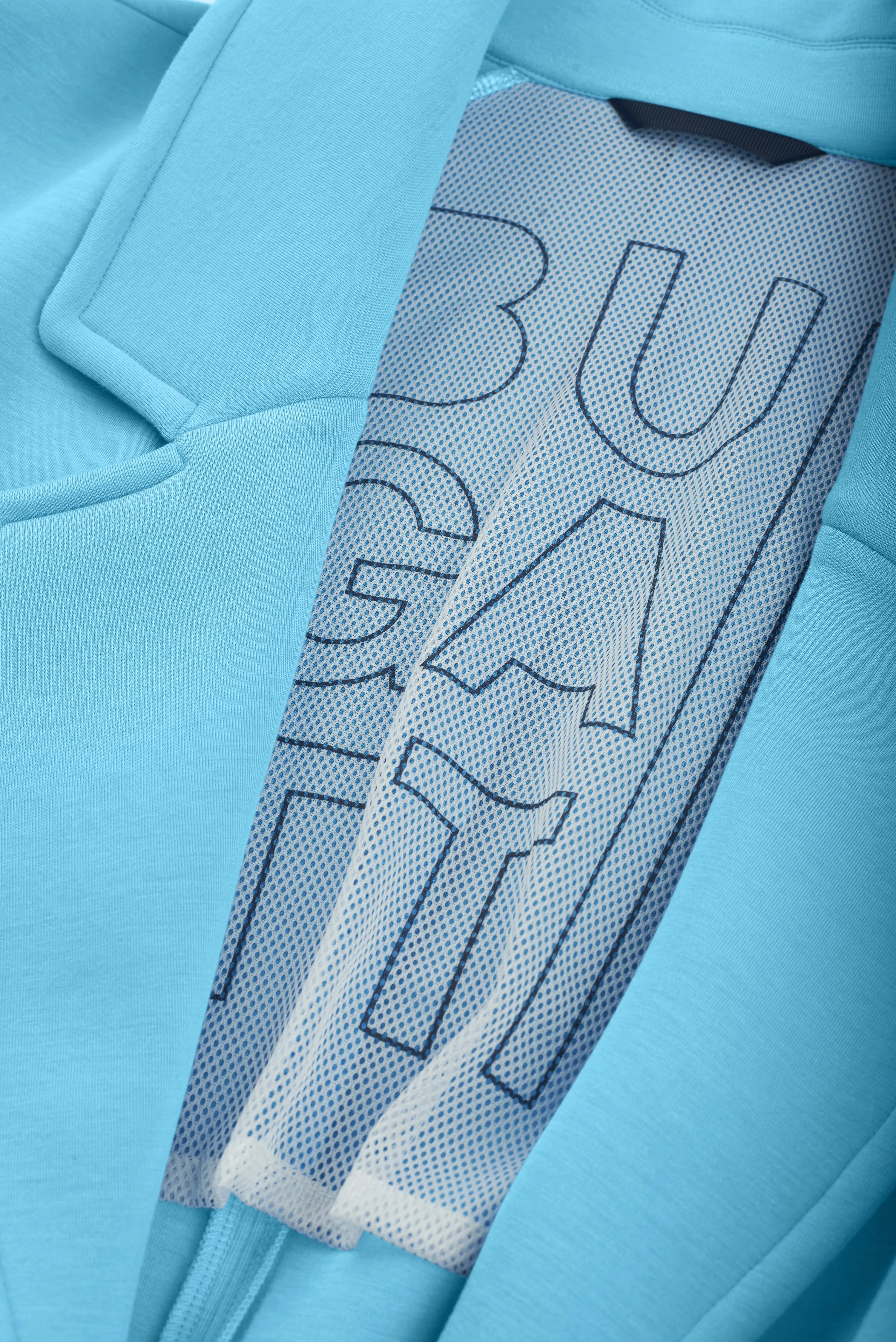 Blaues bugatti Outfit mit Netzinnenseite, Logo-Design, Detailaufnahme, hochwertig und stilvoll.