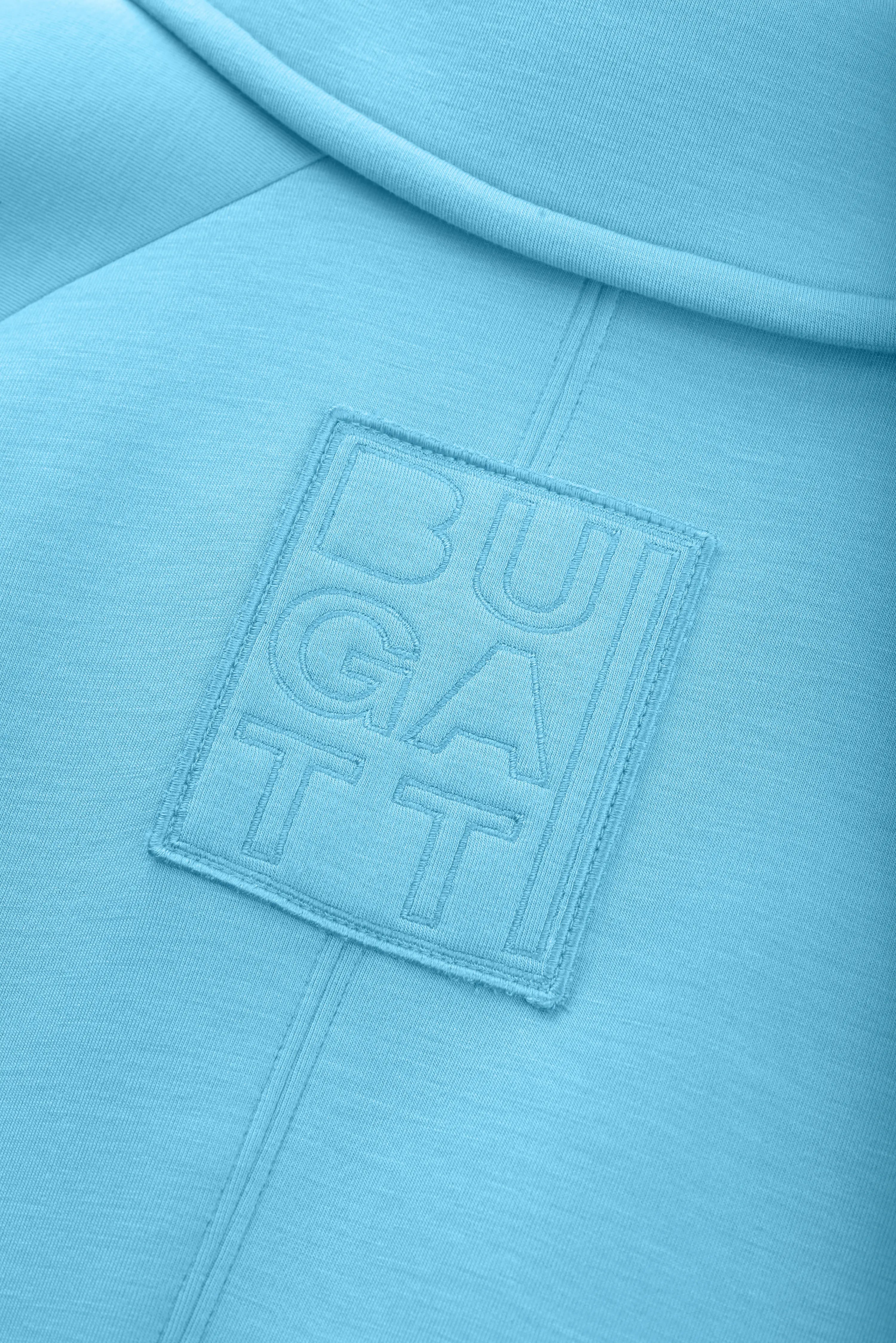 Blauer bugatti Hoodie mit gesticktem Logo auf der Brust, Close-up Detailansicht.