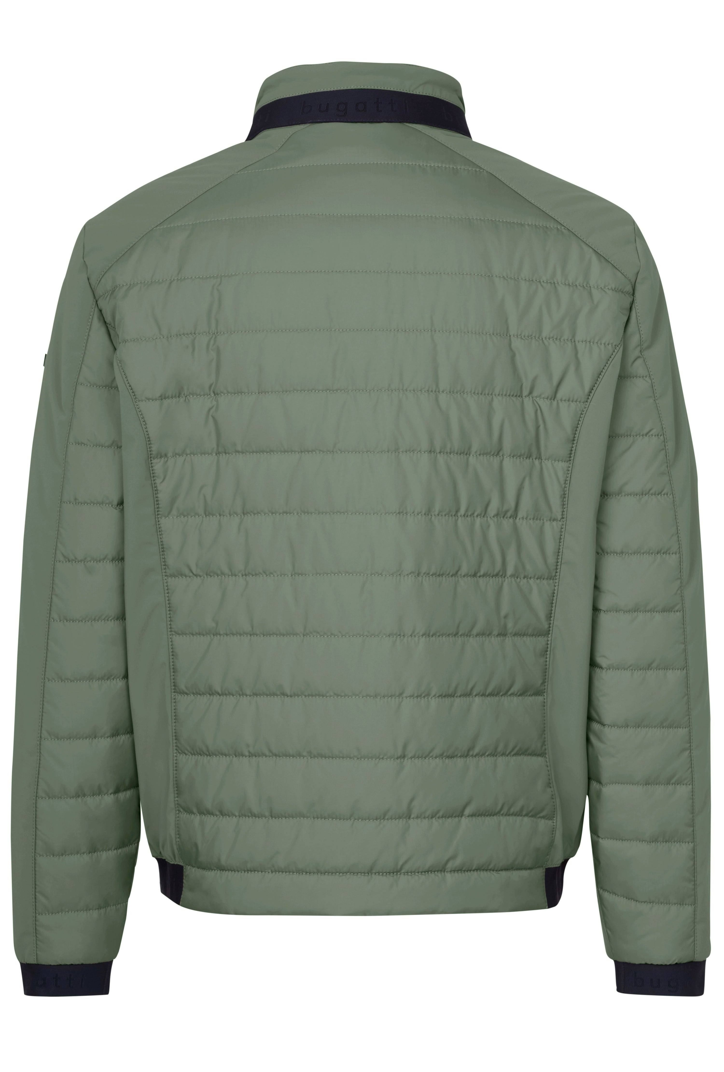 Grüne bugatti Steppjacke, Rückansicht, legeres Design, hochwertige Verarbeitung.