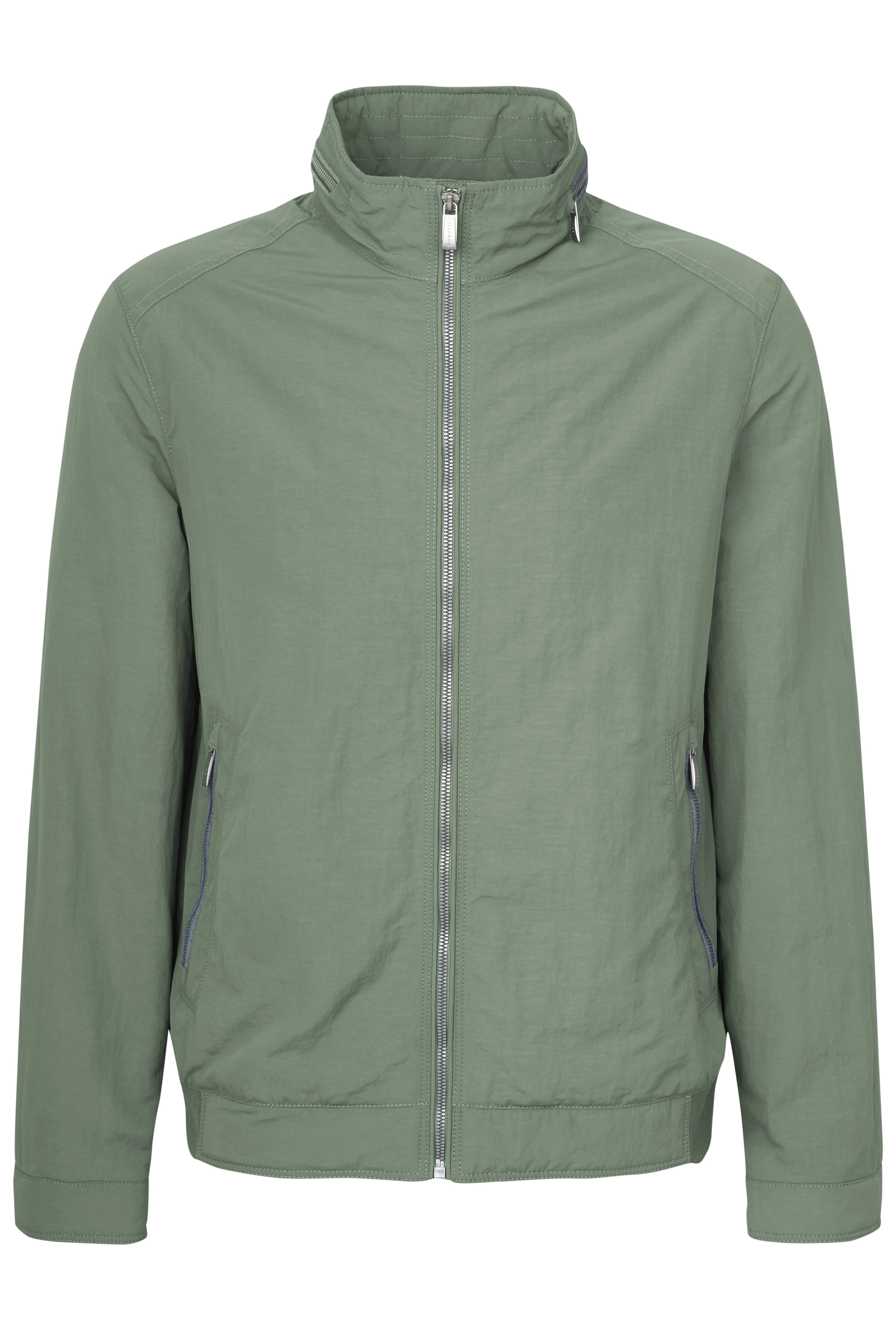 Grüne bugatti Jacke mit Stehkragen, Büstenbild, Reißverschluss-Detail, minimalistisches Design.
