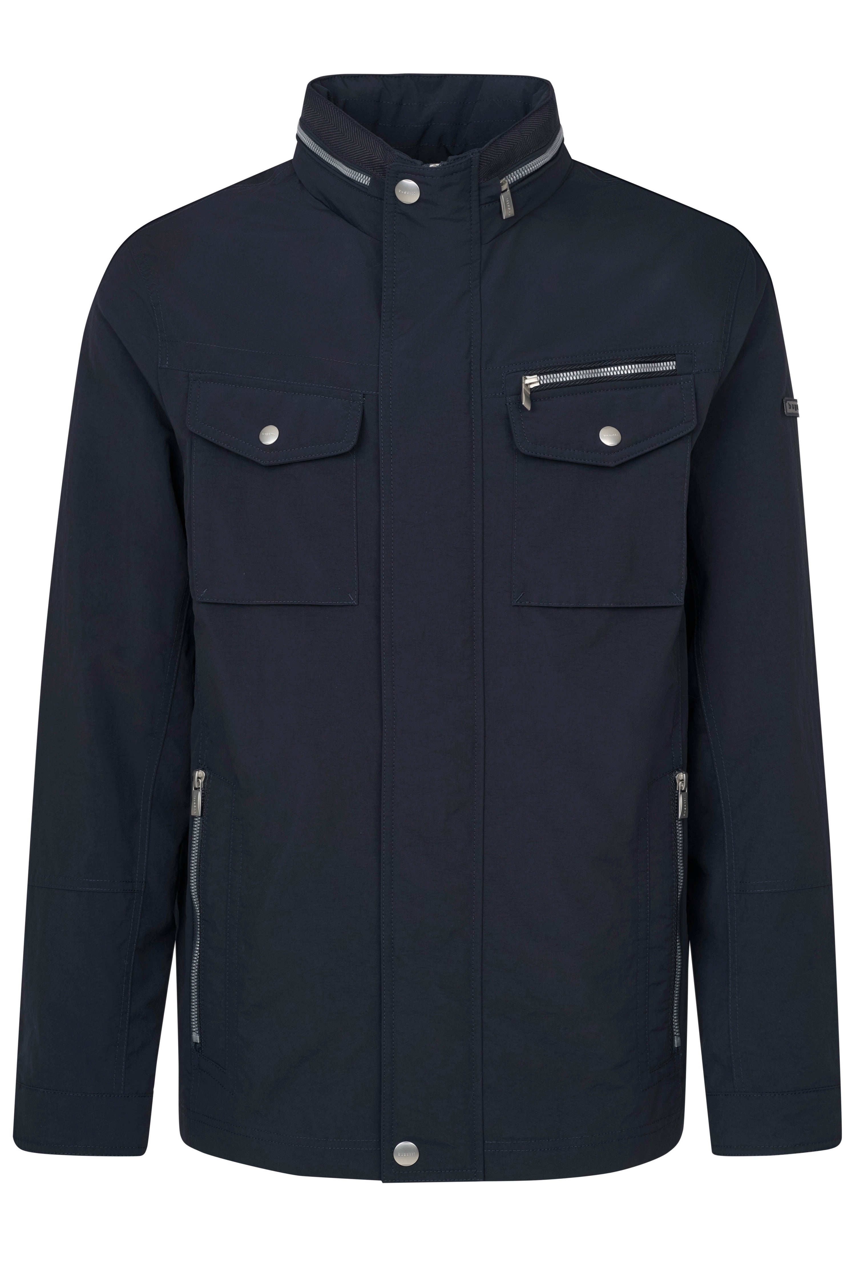 Dunkelblaue bugatti Jacke mit Stehkragen und Taschen, legeres Büstenbild.