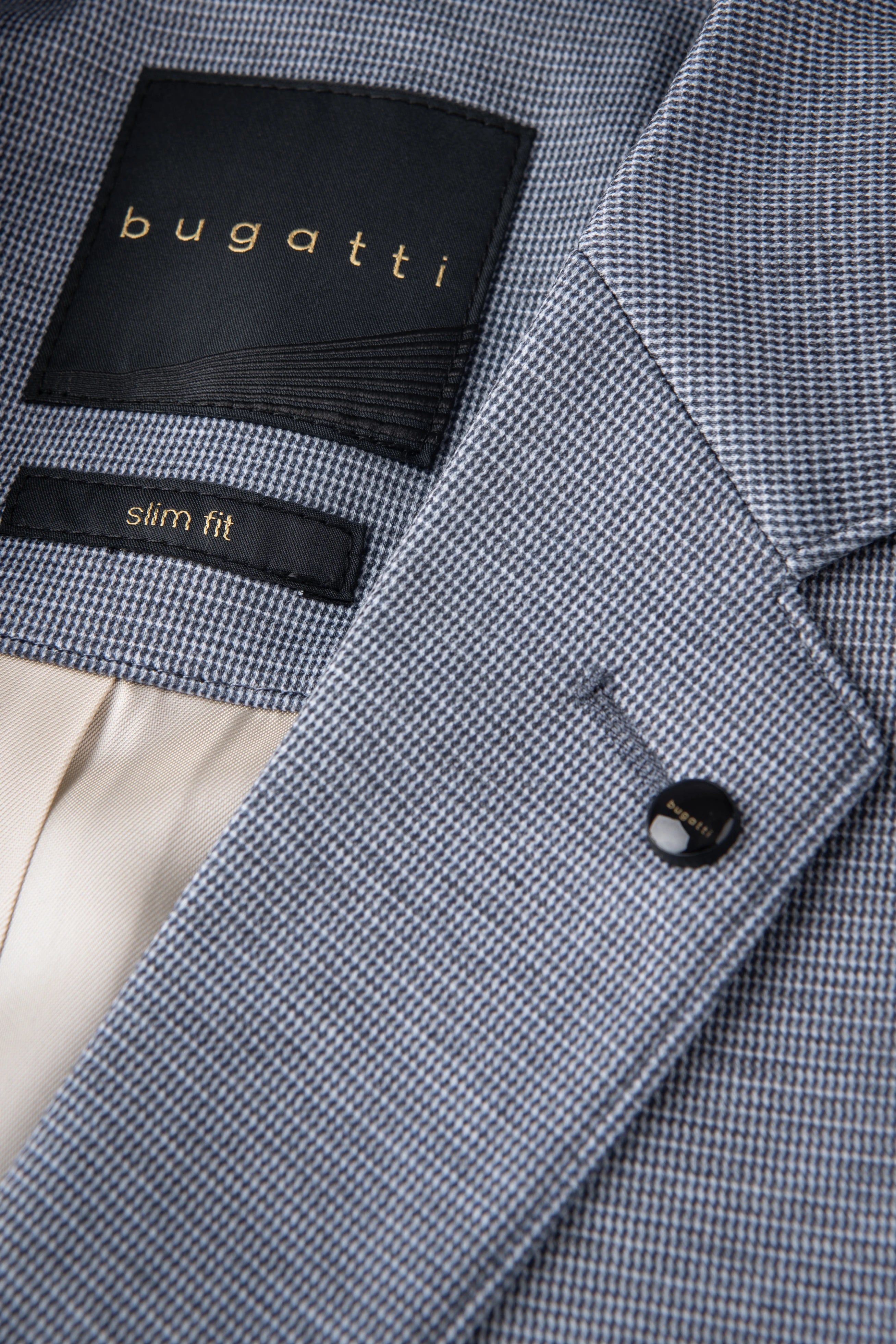 "bugatti Slim Fit Sakko, blau kariert, Detailansicht, hochwertiger Stoff, Eleganz und Stil."