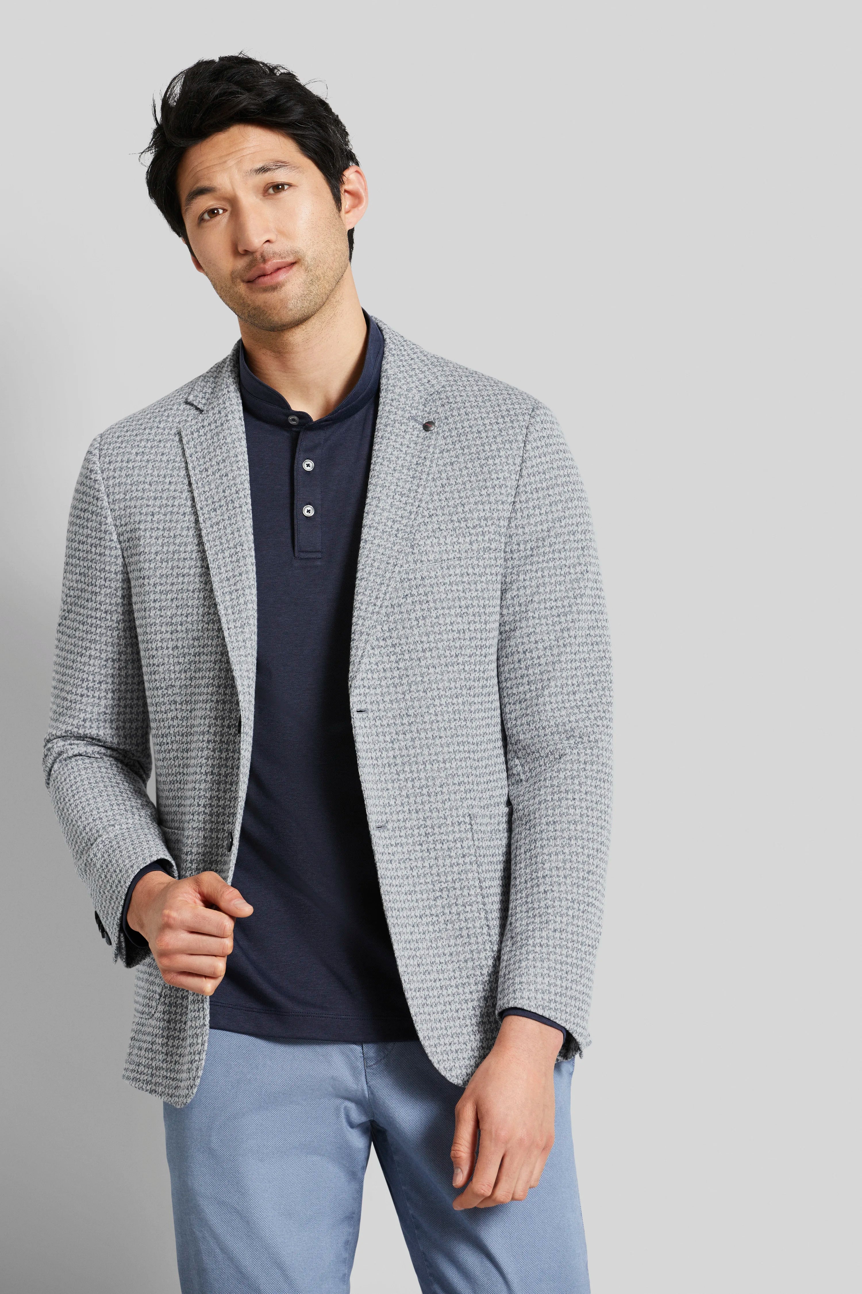 Grauer Blazer, dunkelblaues Shirt, hellblaue Hose