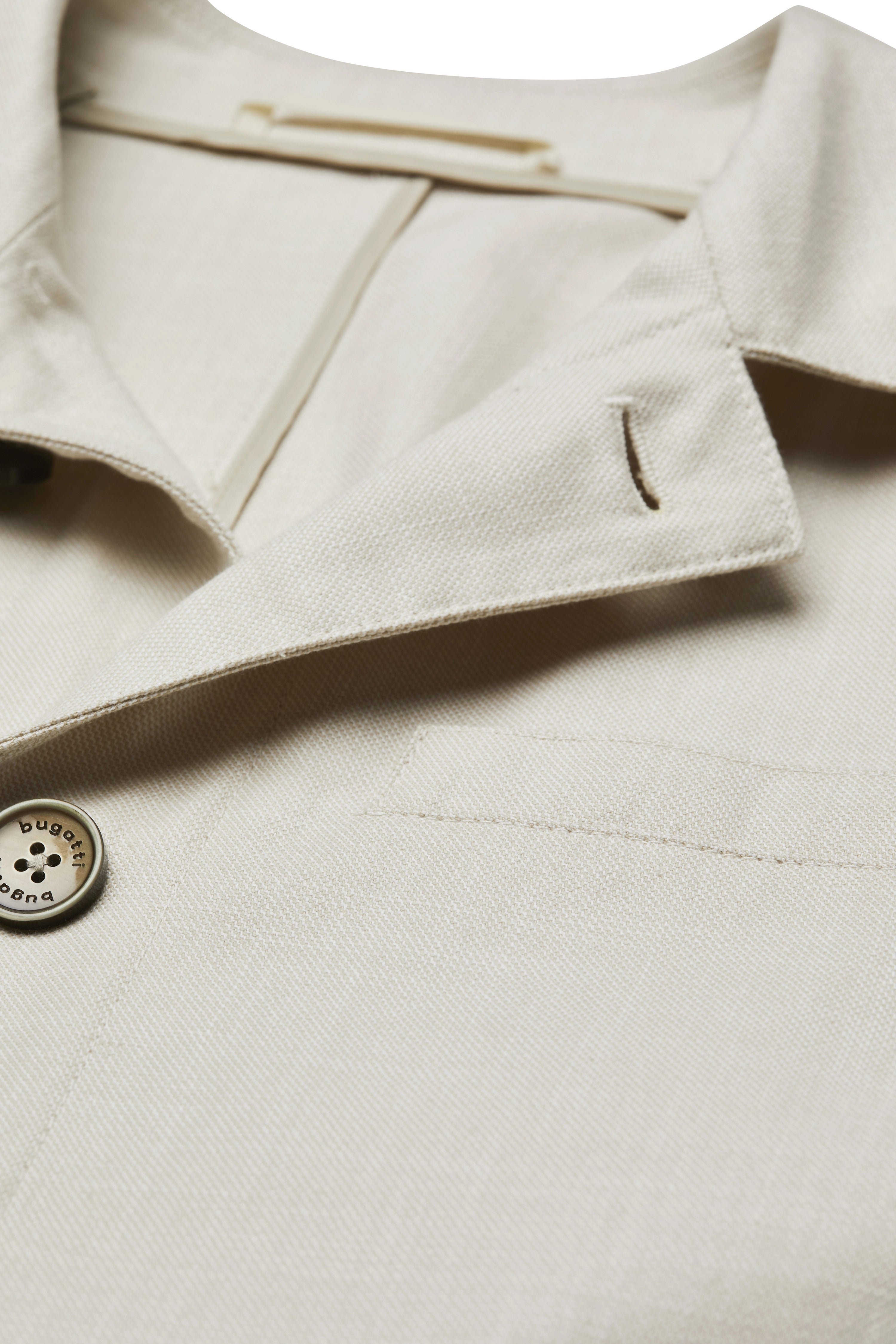 Büstenbild: bugatti Jacke in Beige über grauem Shirt, eleganter Look.