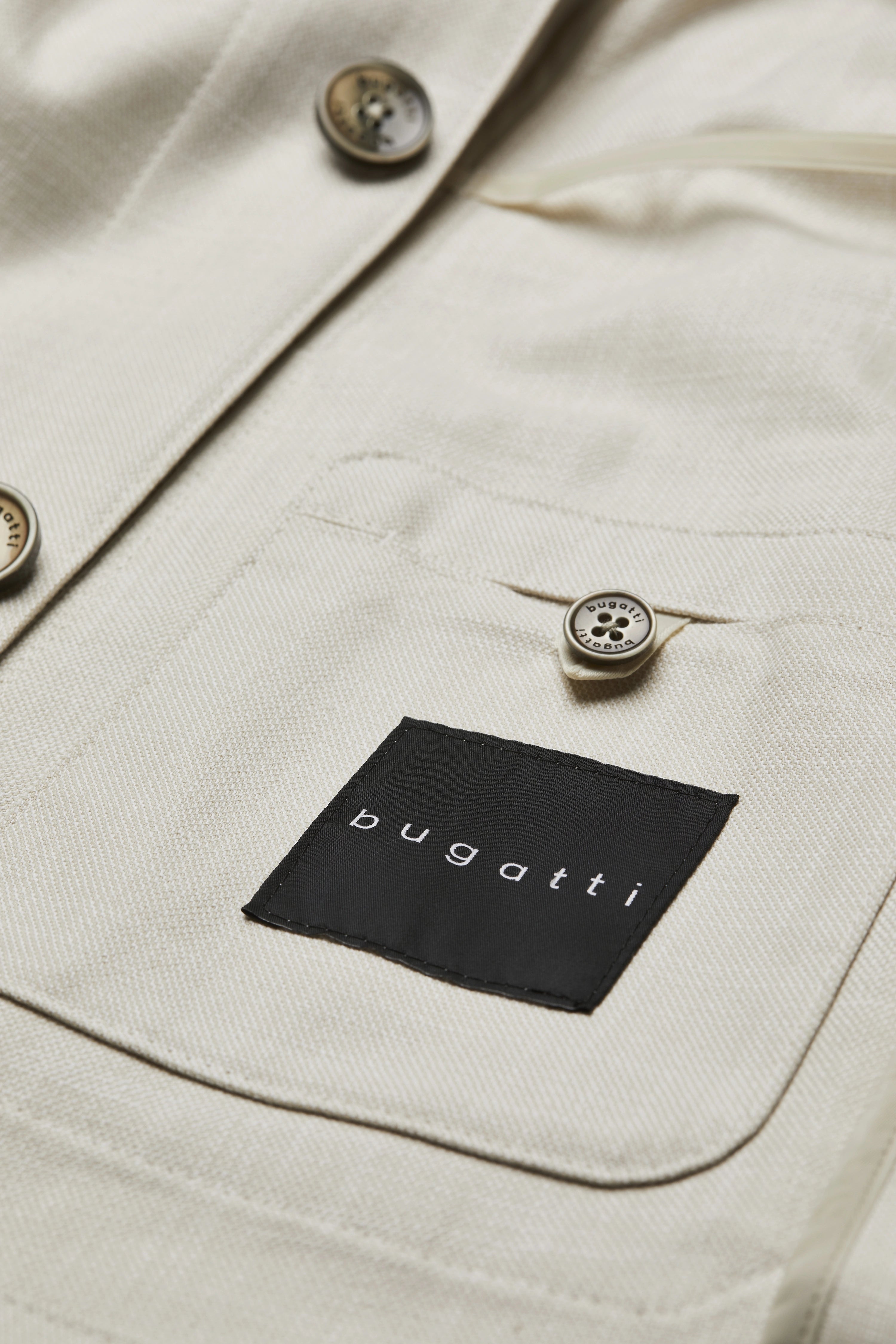 Beigefarbener bugatti Sakko-Stoff mit Knopfdetail, Nahaufnahme, eleganter Stil.
