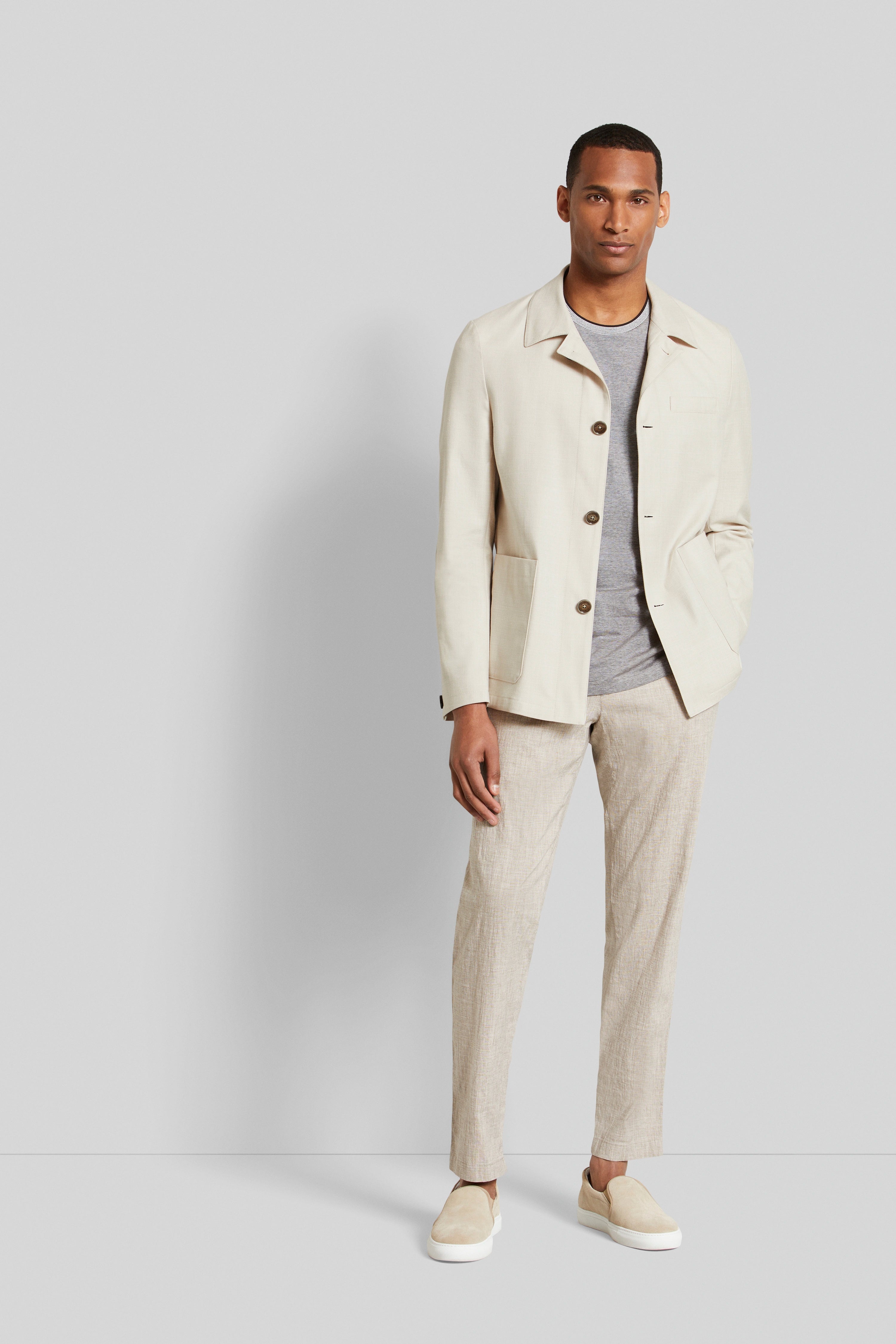 Beiges bugatti Sakko und Hose, Model von hinten, lässig und elegant in neutralen Tönen.