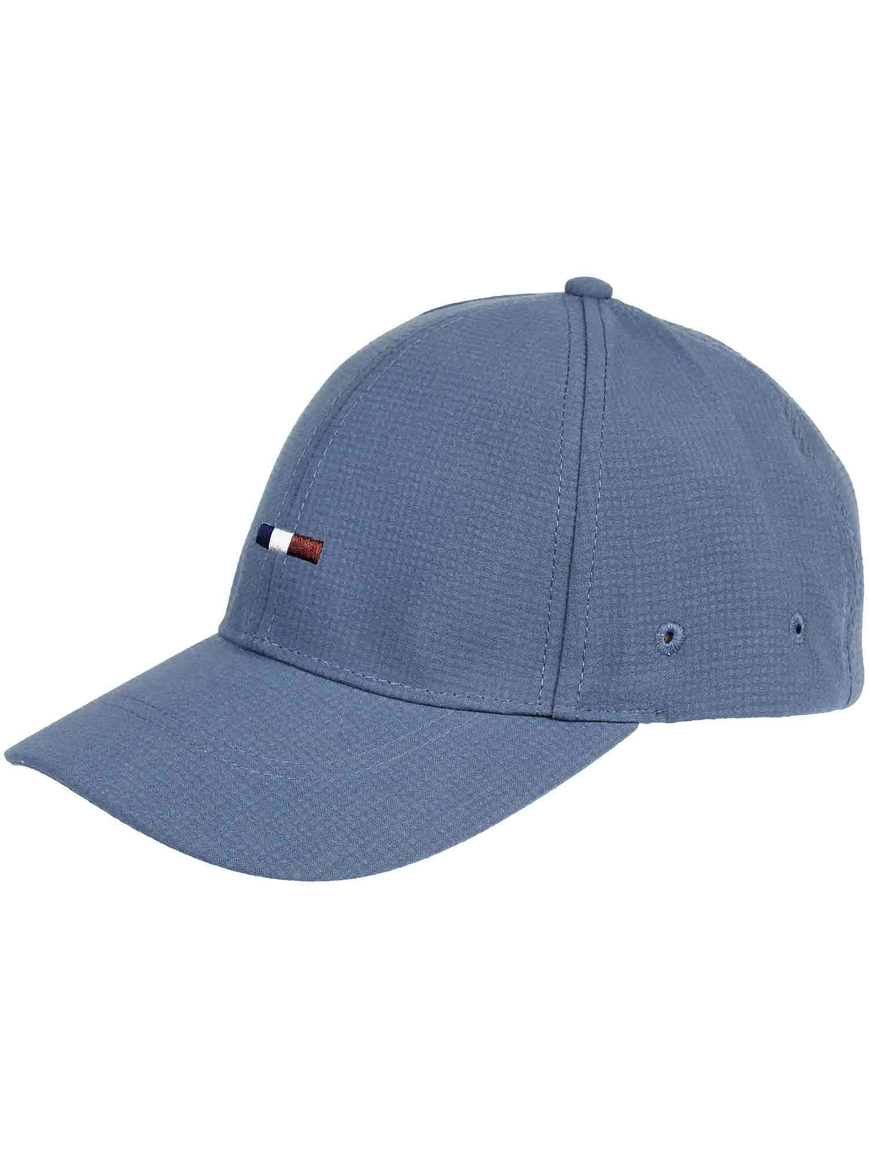 Blaue bugatti Cap mit dezentem Muster, seitlicher Stickerei, Büstenbild.