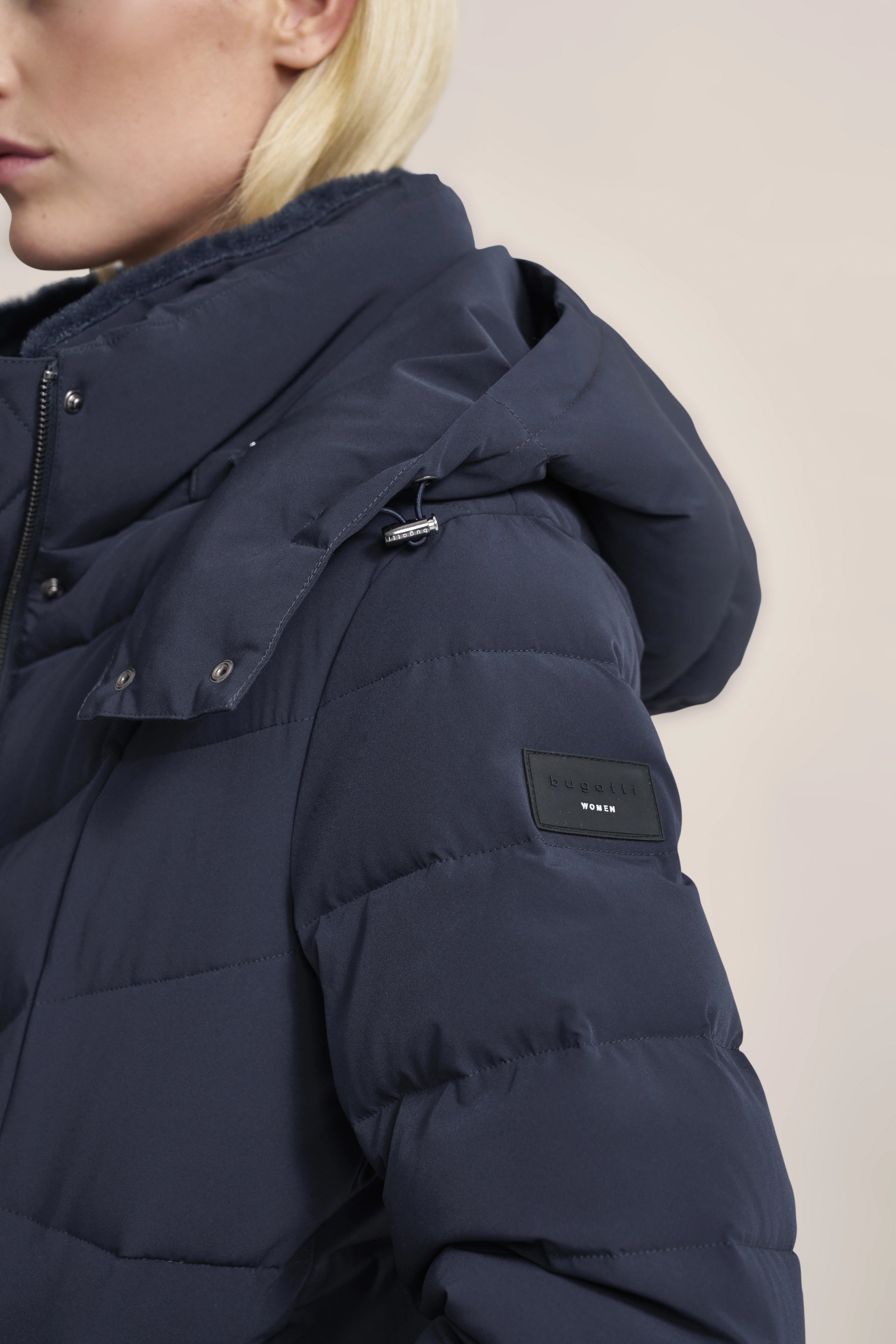 Navy bugatti Daunenjacke mit Kapuze, Modelbild seitlich, elegant und stilvoll.