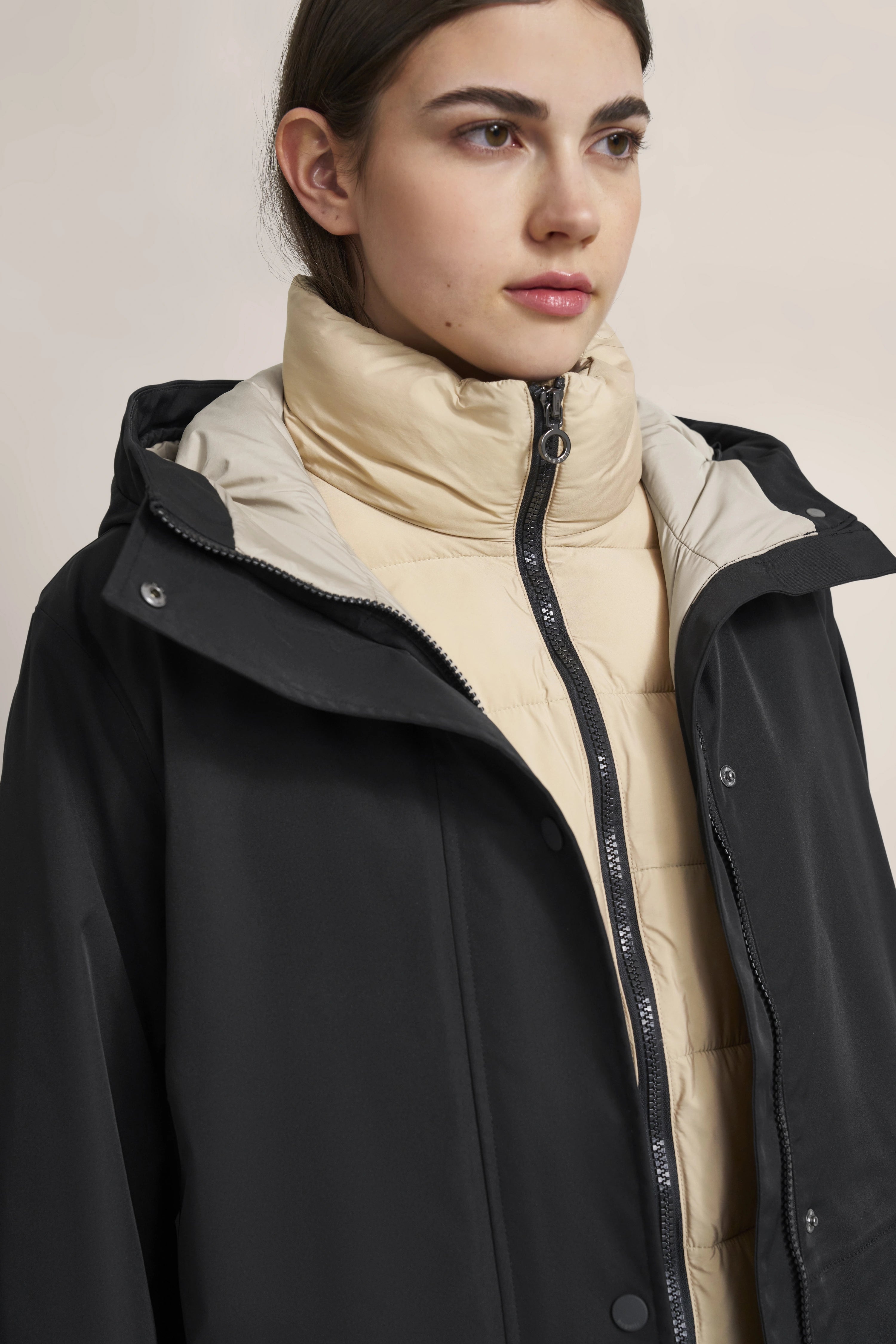 Bugatti Modelbild: Cremefarbener Steppkragen, schwarze Jacke, legerer Look, leichtes Lächeln.