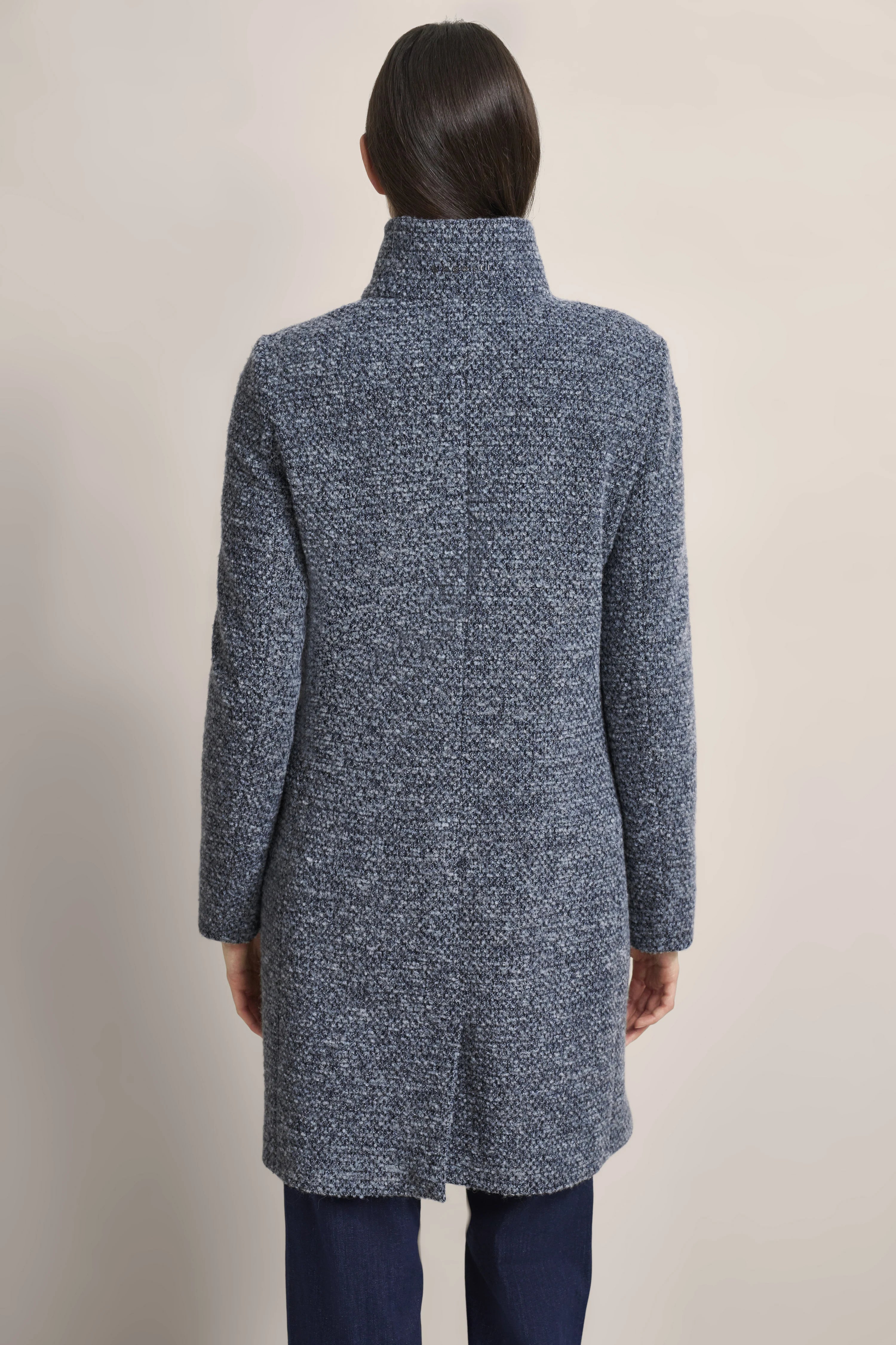Blauer Bouclé-Mantel von bugatti, Rückansicht, lässiges Modelbild, stehend.