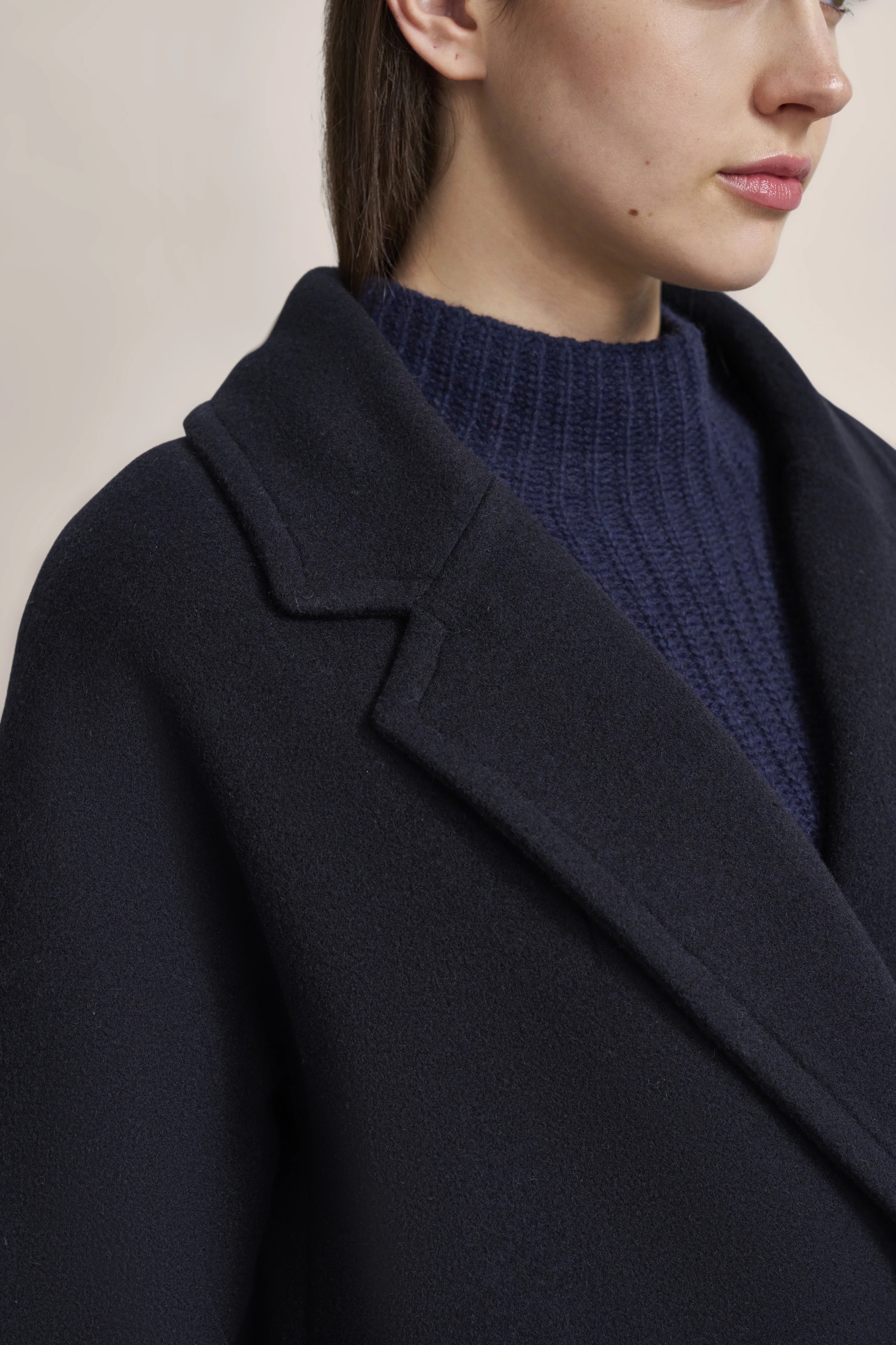 Dunkelblauer bugatti Mantel und Strickpullover in Navy, Büstenbild.