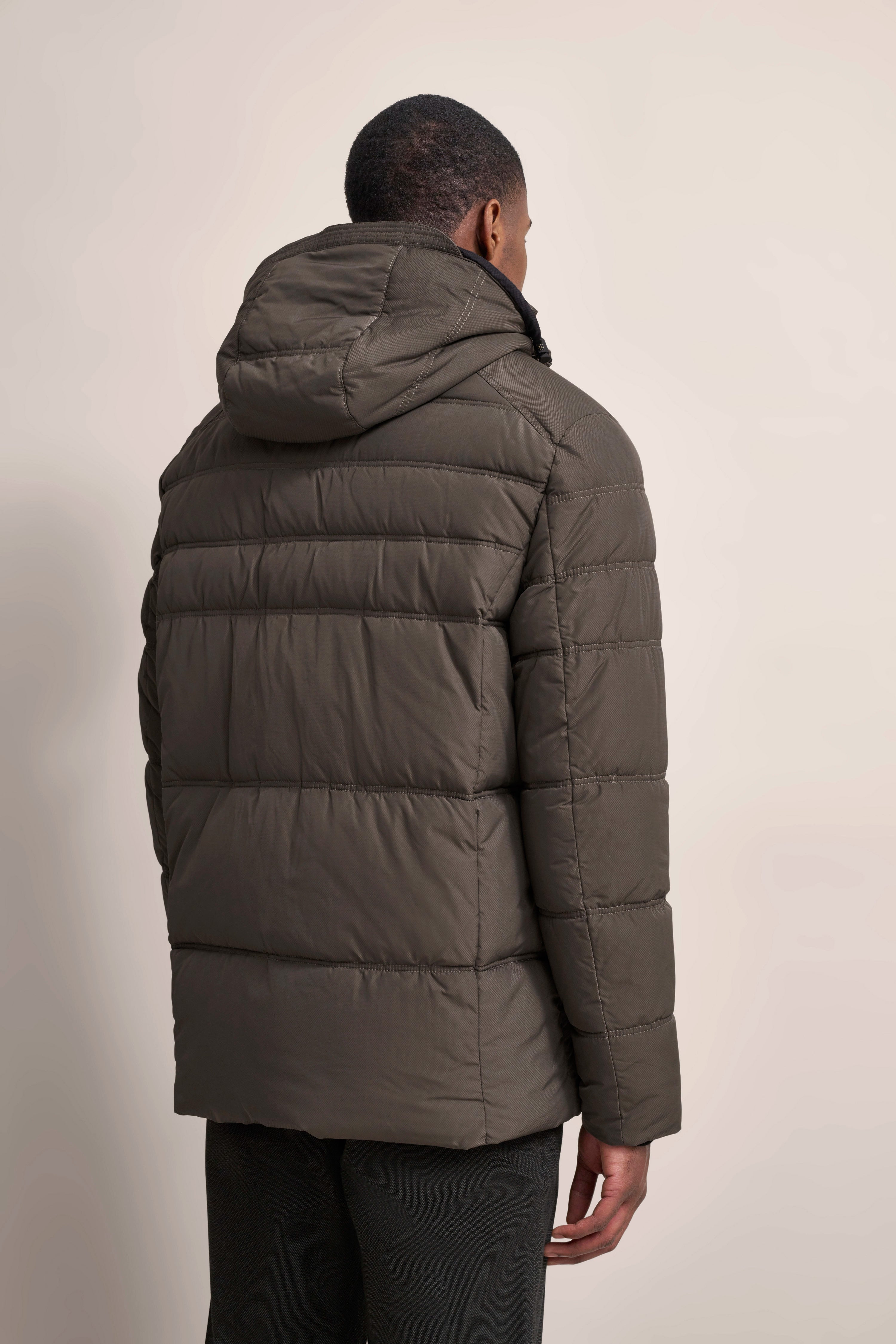 bugatti Daunenjacke in Khaki, Rückansicht auf Model, legerer Look, urban inspiriert.