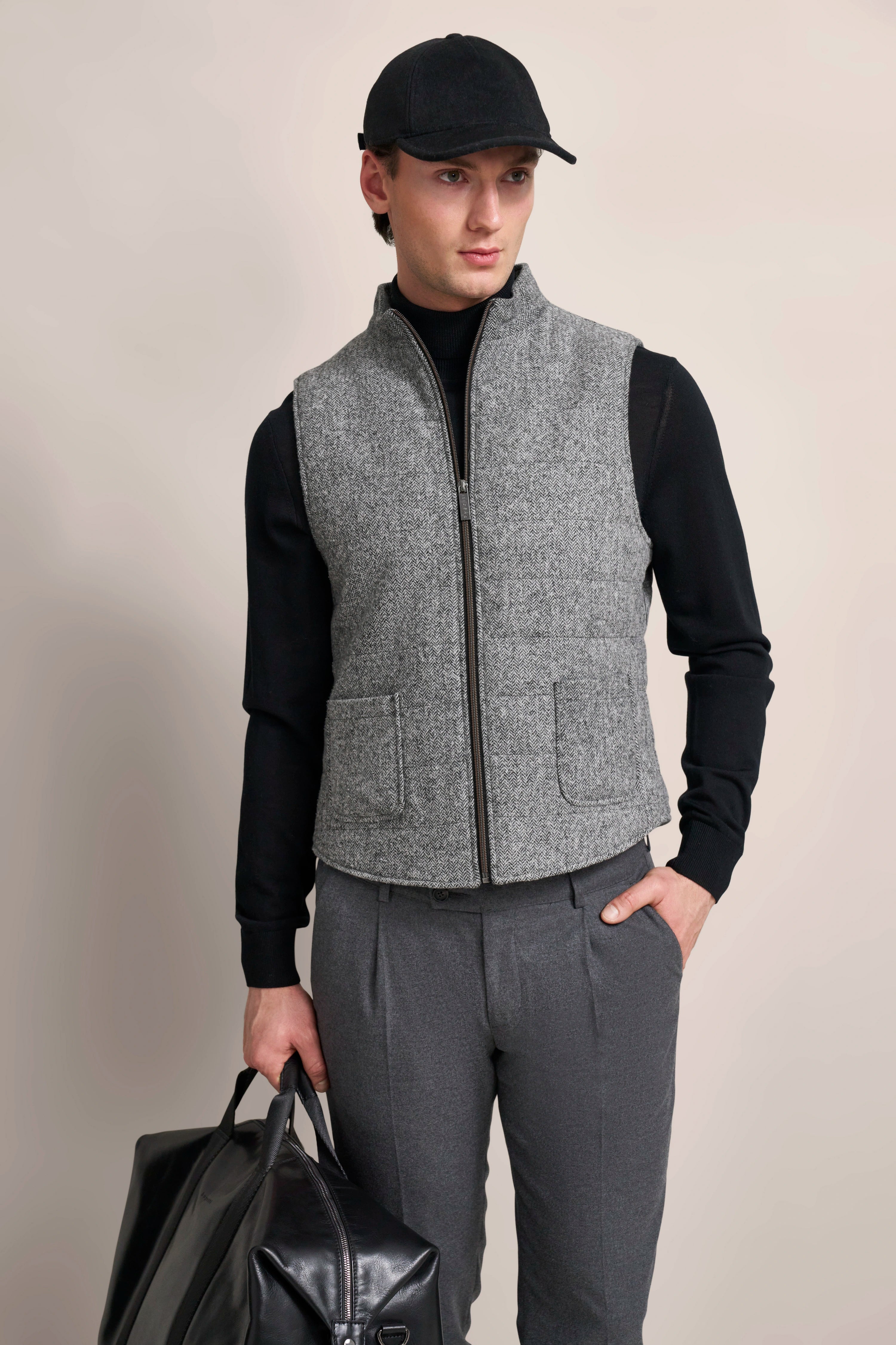 Graues bugatti Outfit mit Weste, schwarzem Pullover