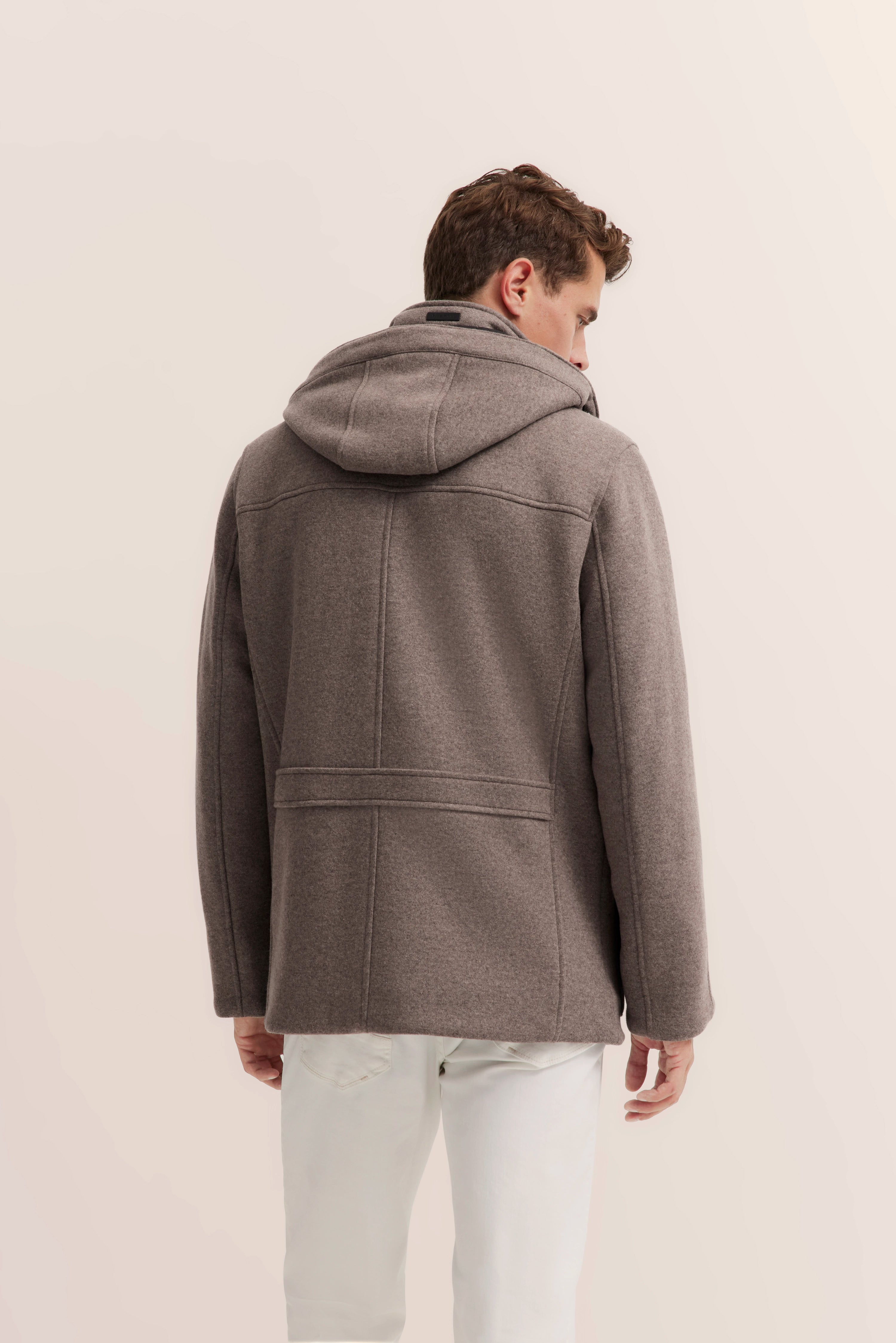 Rückansicht Modelbild: bugatti grauer Mantel mit Kapuze, lässig, kombiniert mit weißen Hosen.